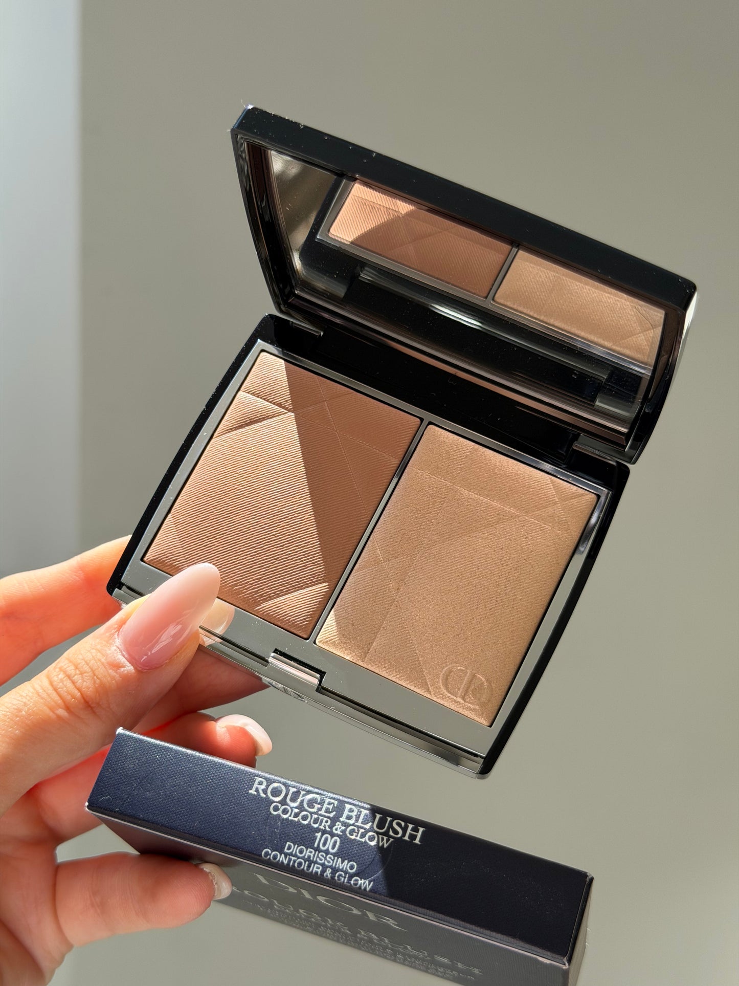 DIOR Rouge Blush Colour & Glow (100)
Multi-Use Face Palette – Color and Highlighter Duo