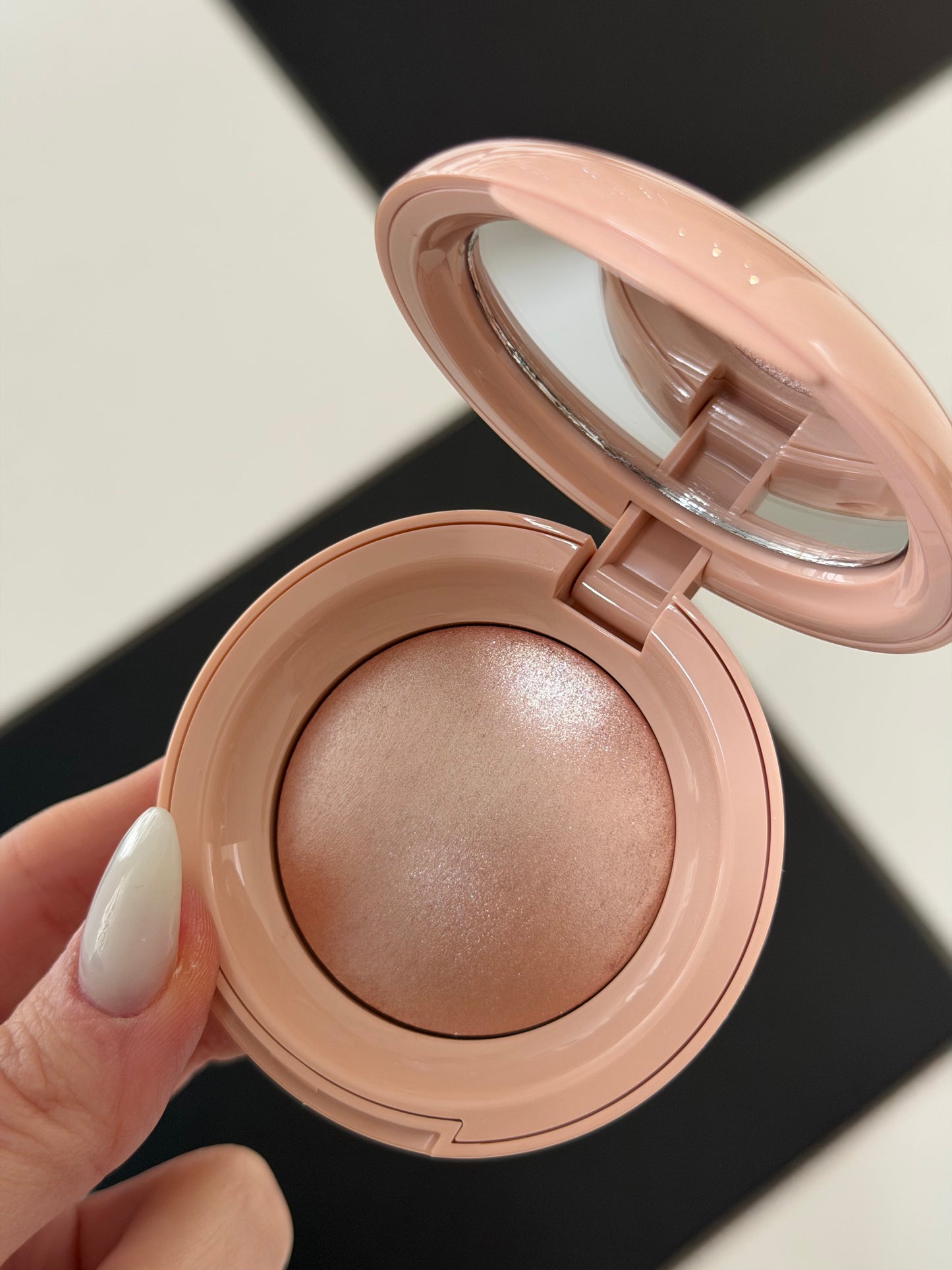 RARE BEAUTY Positive Light Silky Touch Highlighter - Mesmerize