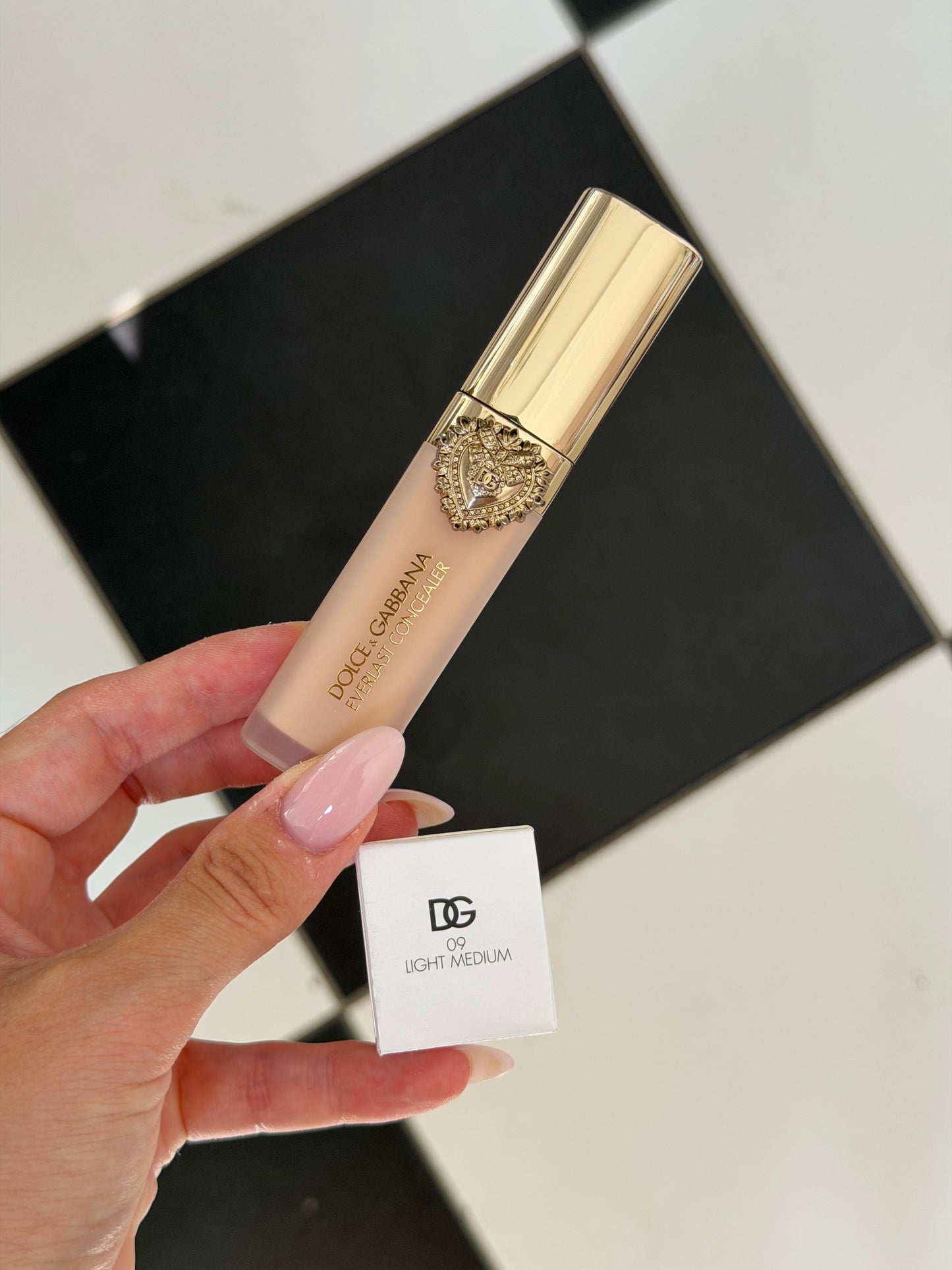 DOLCE&GABBANA Everlast Concealer 
24H Wear Crease-Proof Hydrating (09)