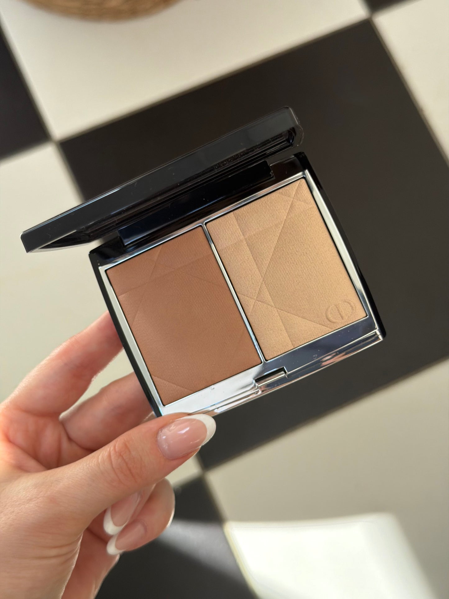 DIOR Rouge Blush Colour & Glow (100)
Multi-Use Face Palette – Color and Highlighter Duo