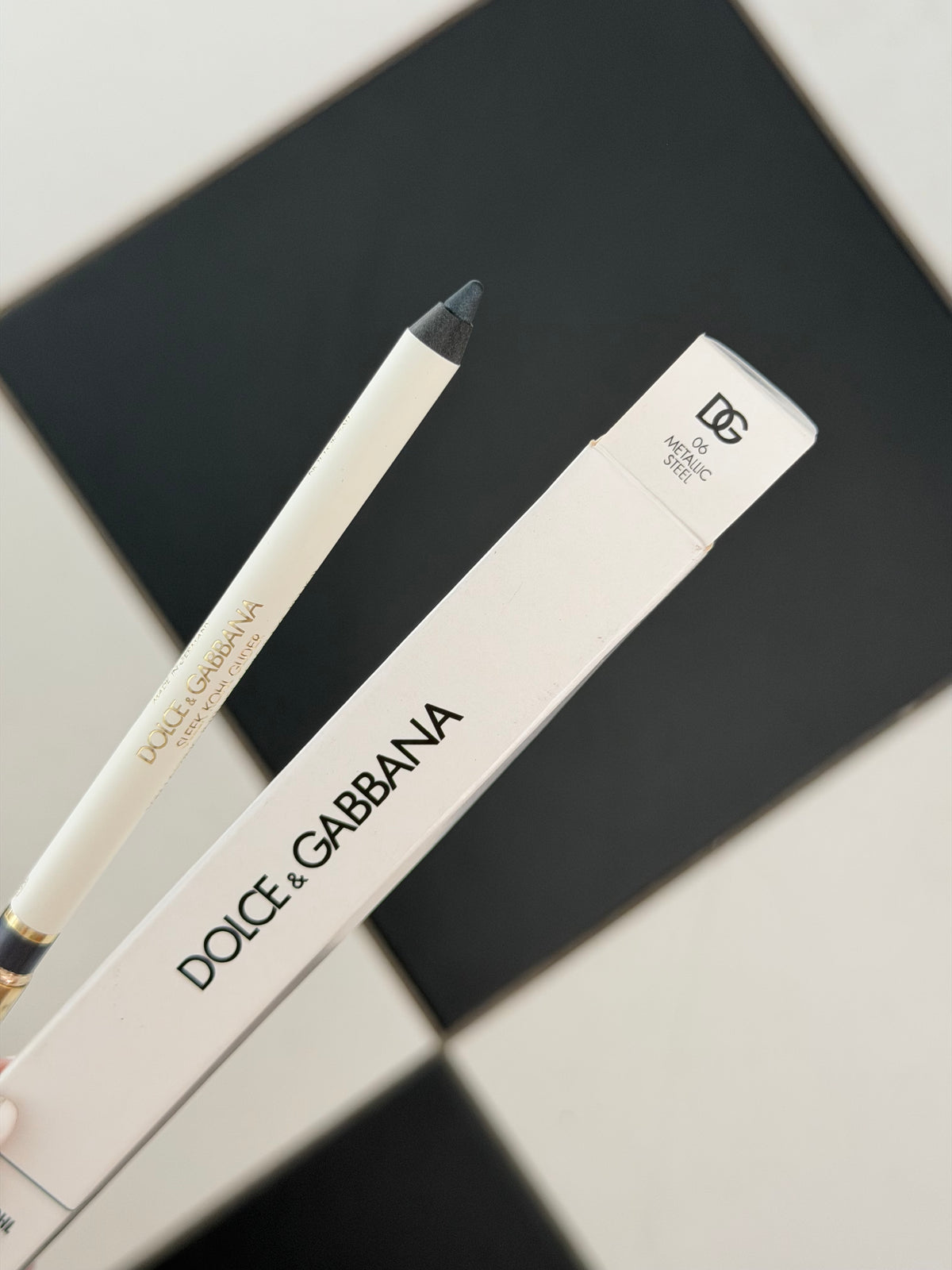 DOLCE&GABBANA Sleek Khol Glider 
10H Lasting Intense Color Eye Pencil (06)