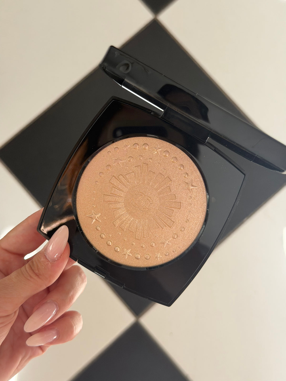 CHANEL Diamond Dust
Oversize Illuminating Powder