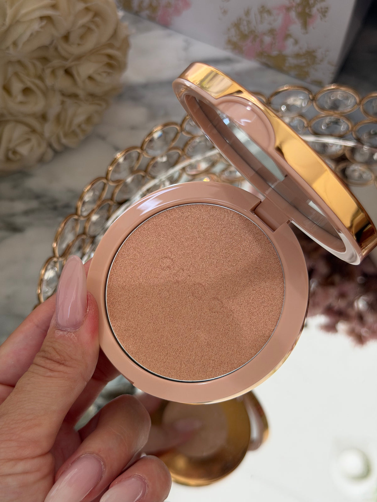 GUCCI Glow Highlighter (03)
Multi-Use Silky Illuminating Powder