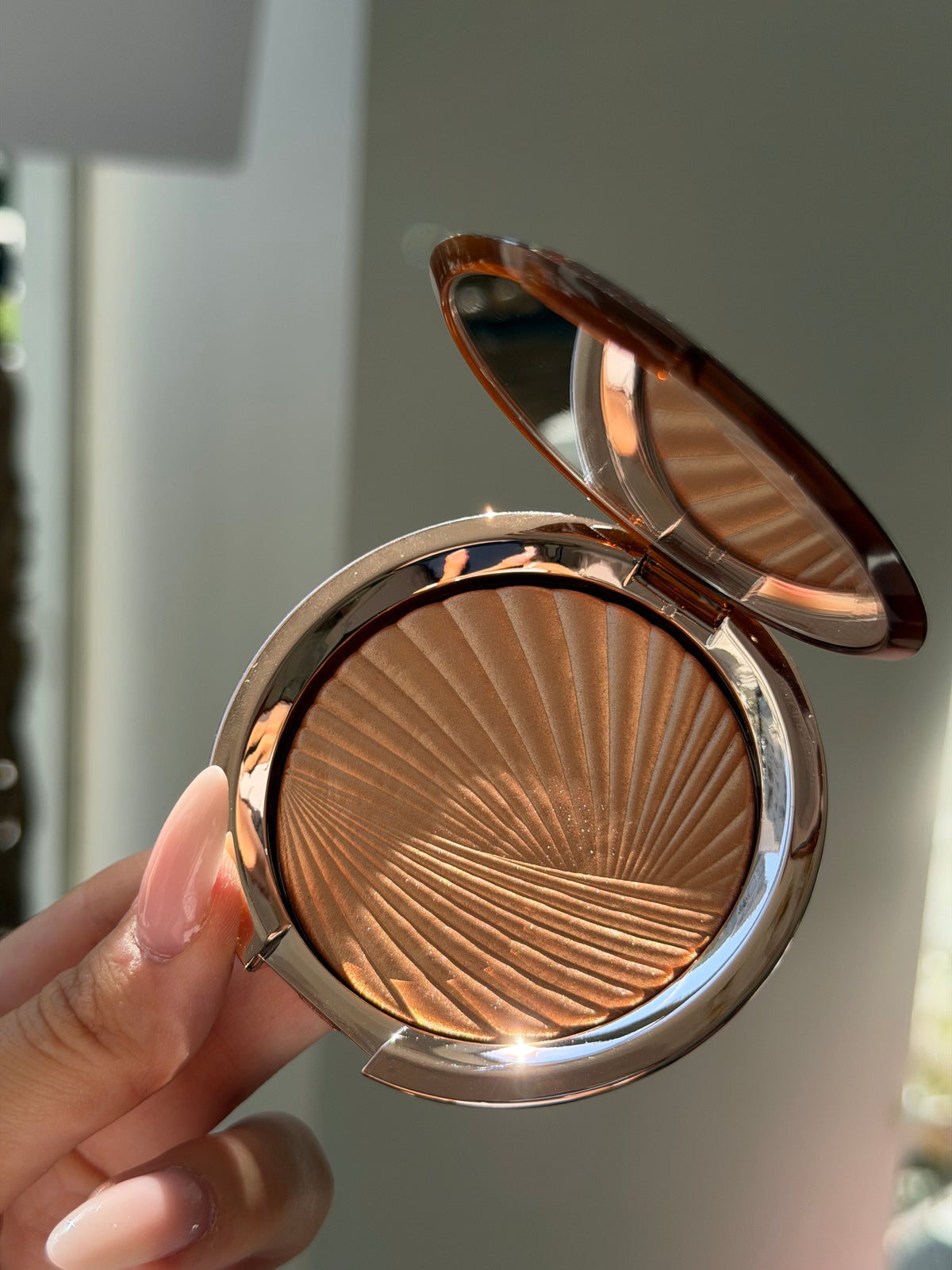 ESTÉE LAUDER Bronze Goddess
Highlighting Powder Gelée (02)