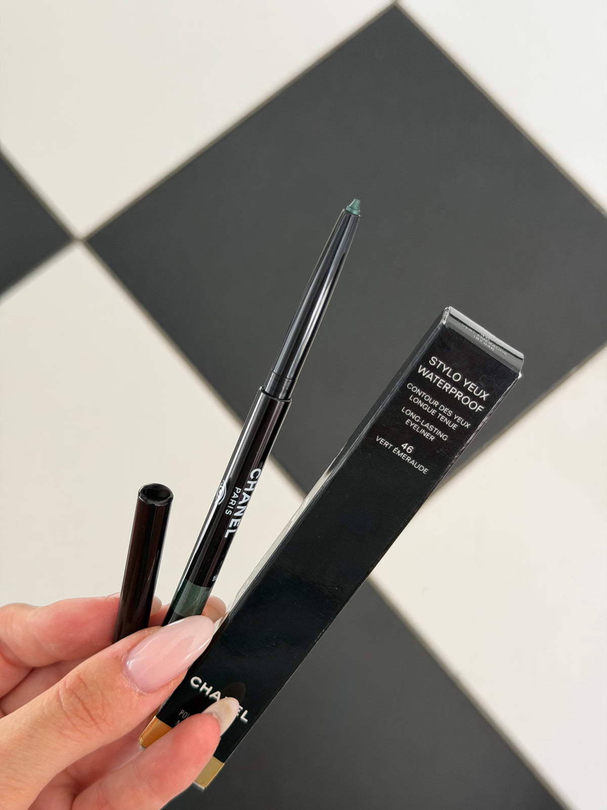 CHANEL Stylo Eyes Waterproof (46)
Long-Lasting Eyeliner