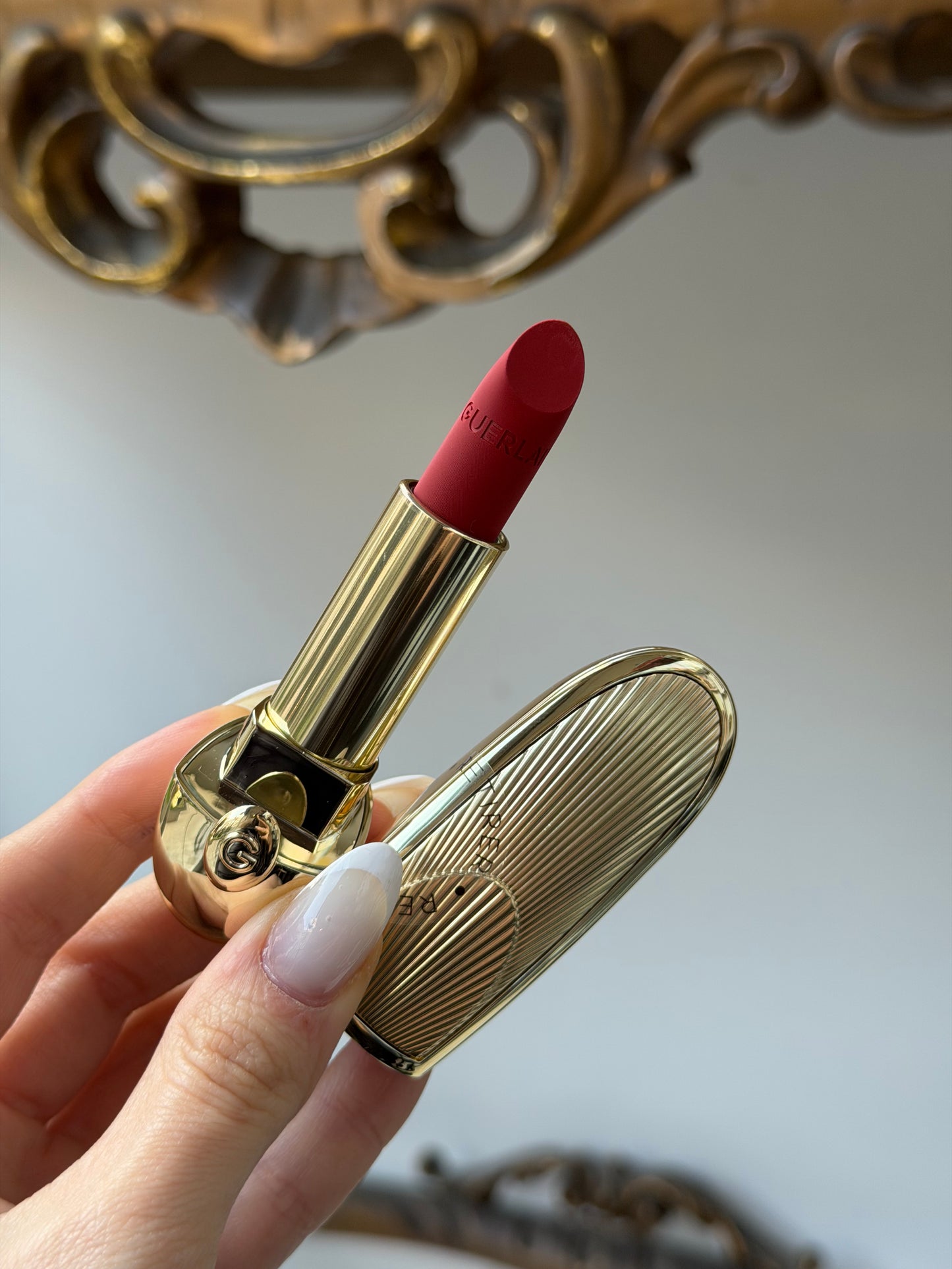 GUERLAIN Rouge G Velvet
Lipstick (555)