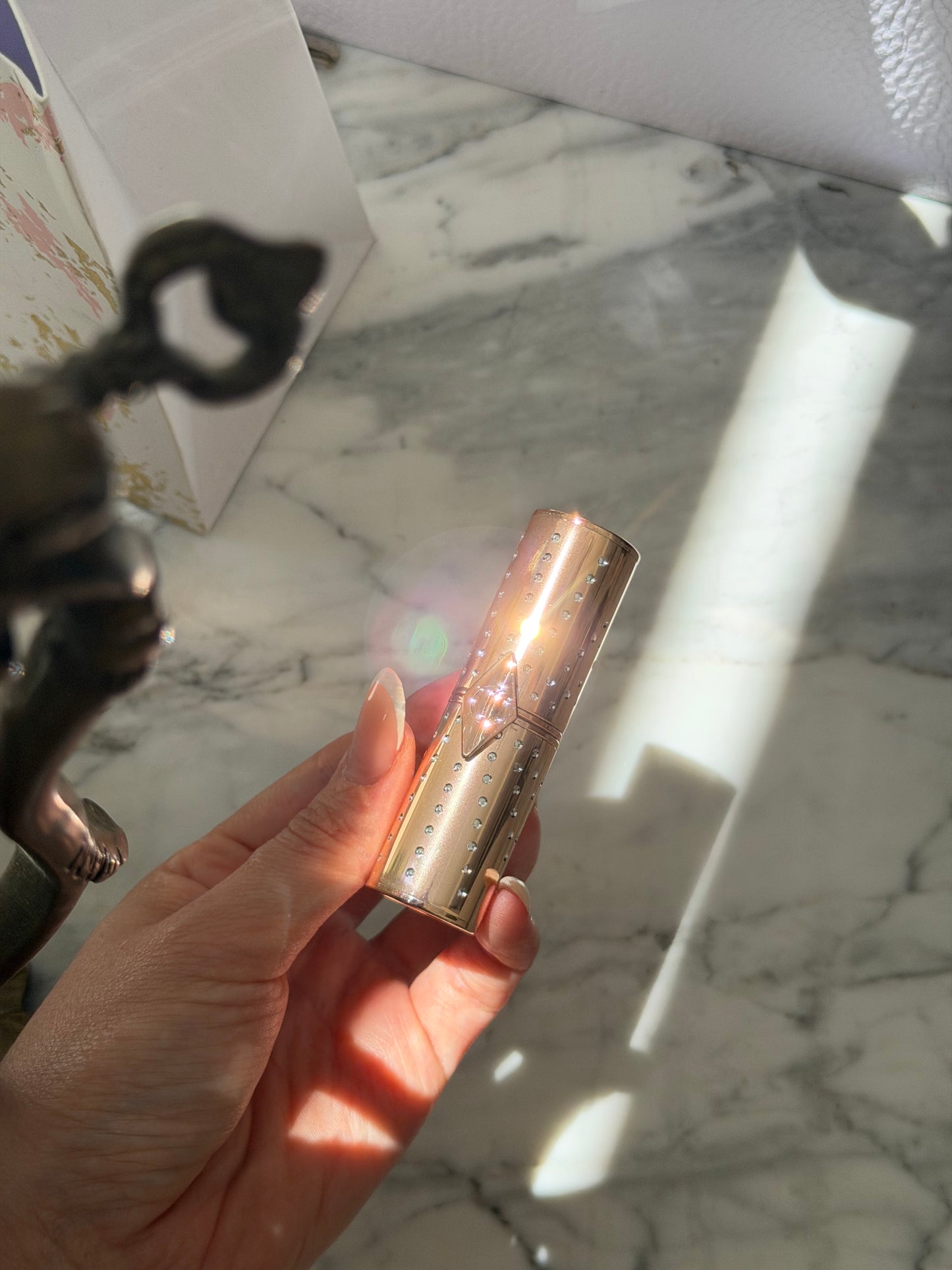 CHARLOTTE TILBURY
Look Of Love Lipstick
K.I.S.S.I.N.G - Nude Romance