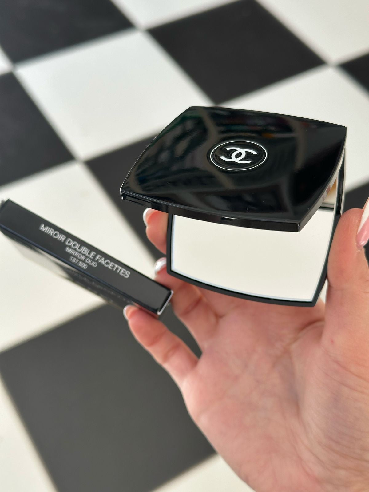 CHANEL Miroir Double Facettes
Mirror Duo