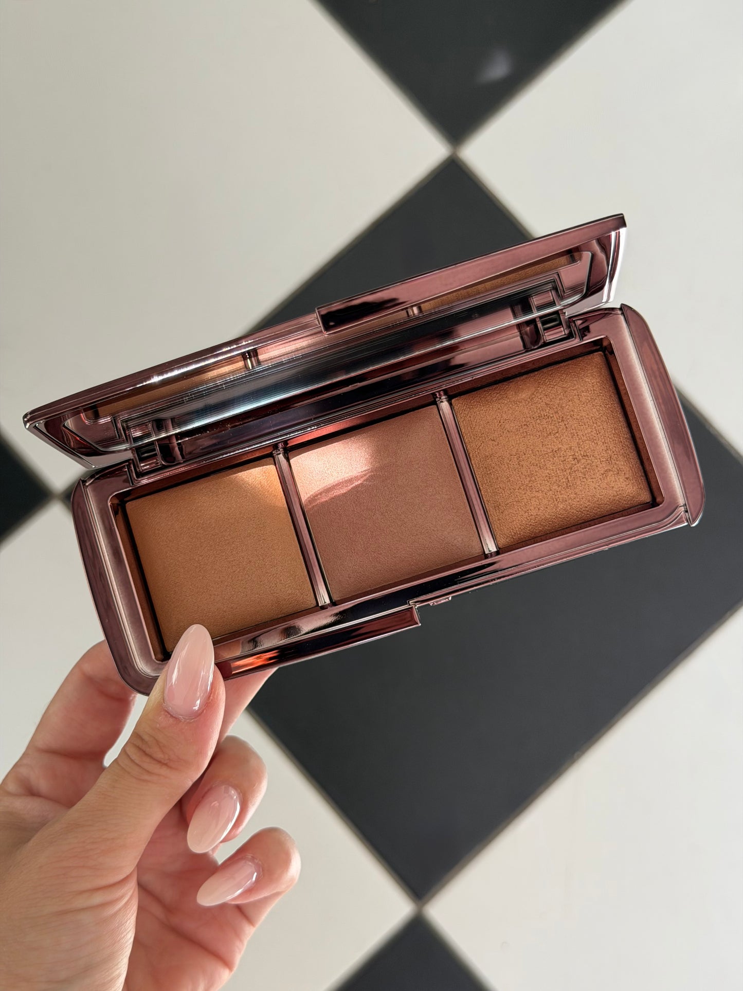HOURGLASS Ambient Lighting Palette - Volume III