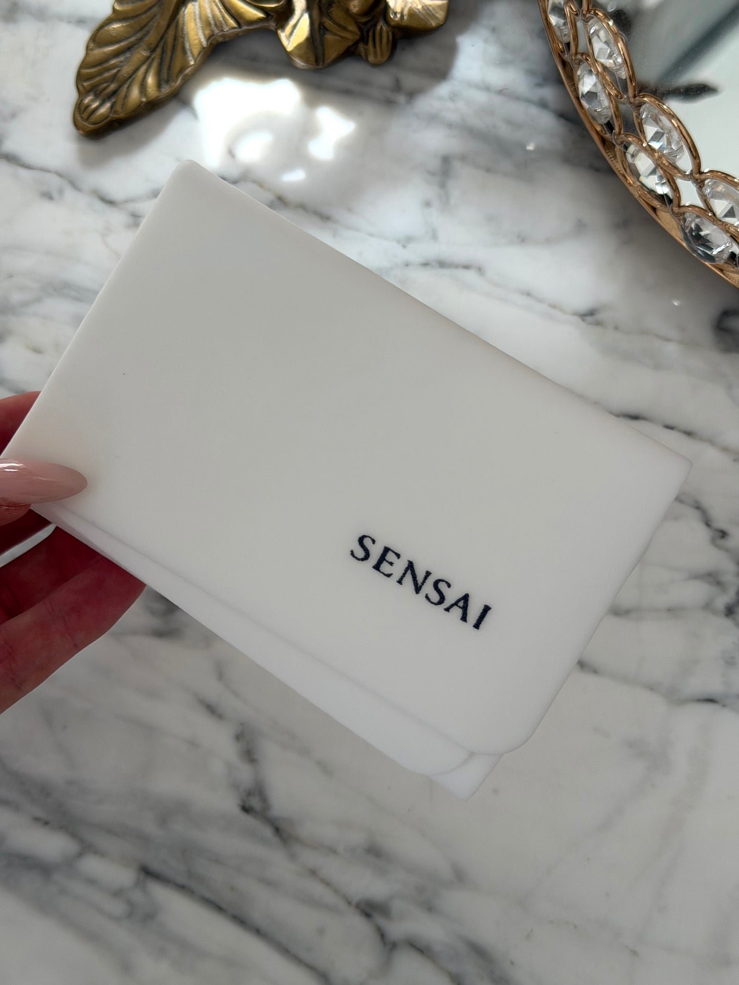 SENSAI 
Silky Purifying Sponge Chief