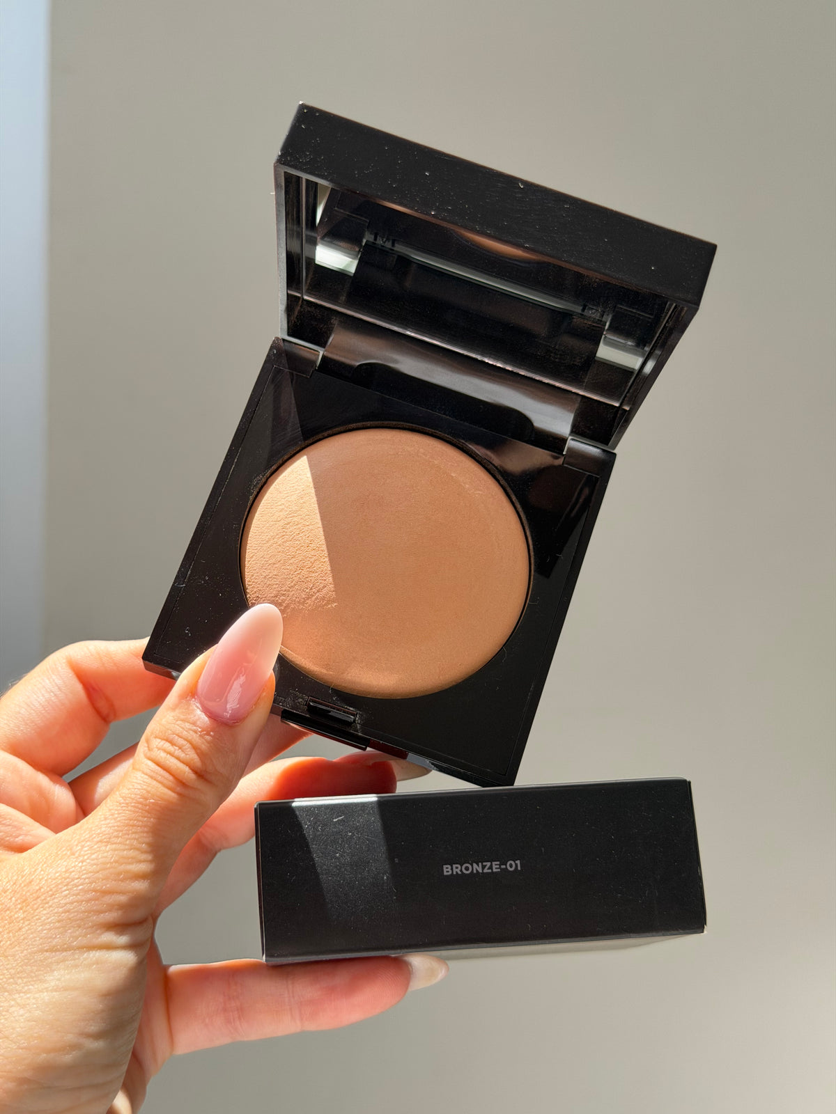 LAURA MERCIER Matte Radiance Baked Face Powder 
Soft Matte Radiance