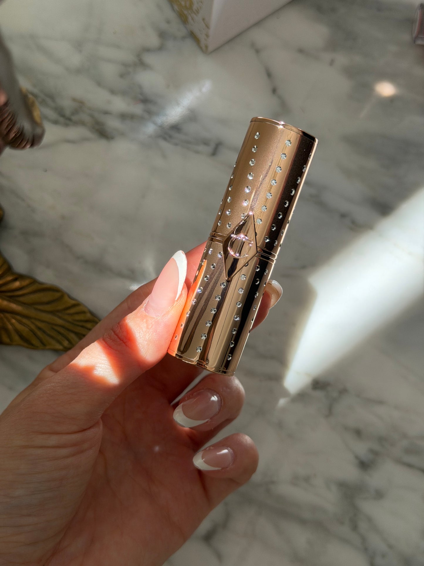 CHARLOTTE TILBURY
Look Of Love Lipstick
K.I.S.S.I.N.G - Nude Romance