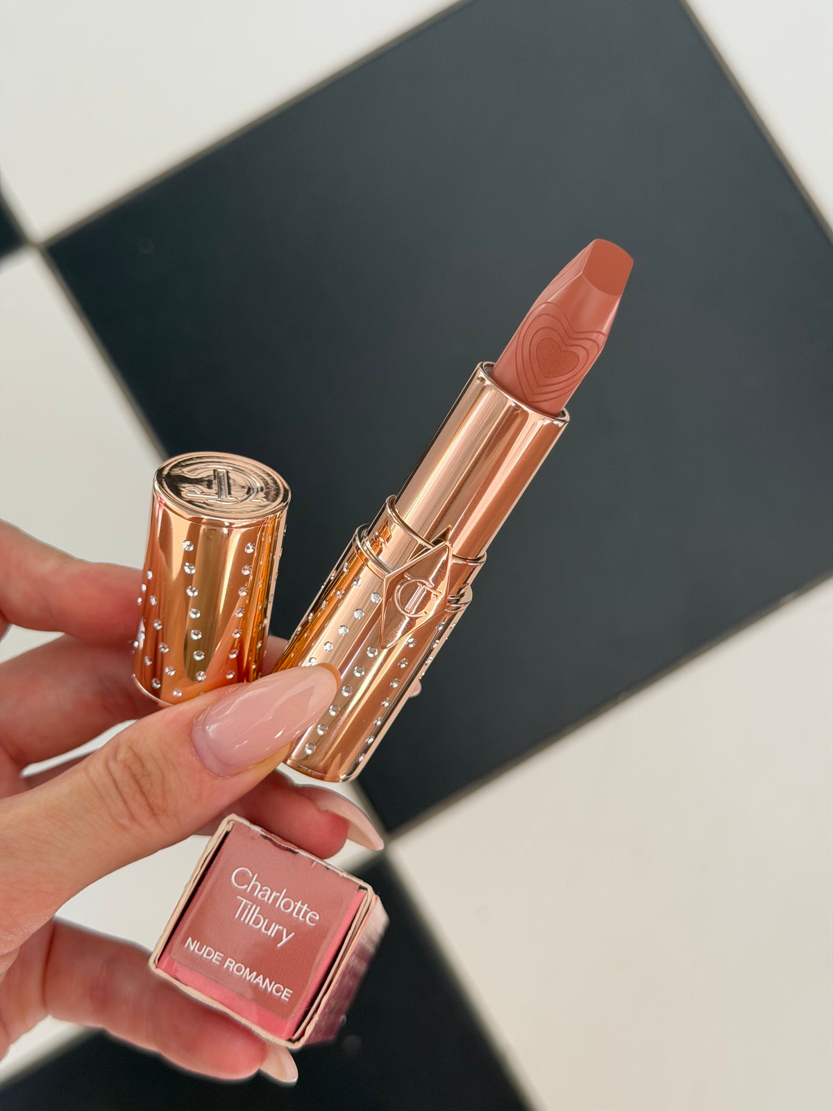 CHARLOTTE TILBURY
Look Of Love Lipstick
K.I.S.S.I.N.G - Nude Romance