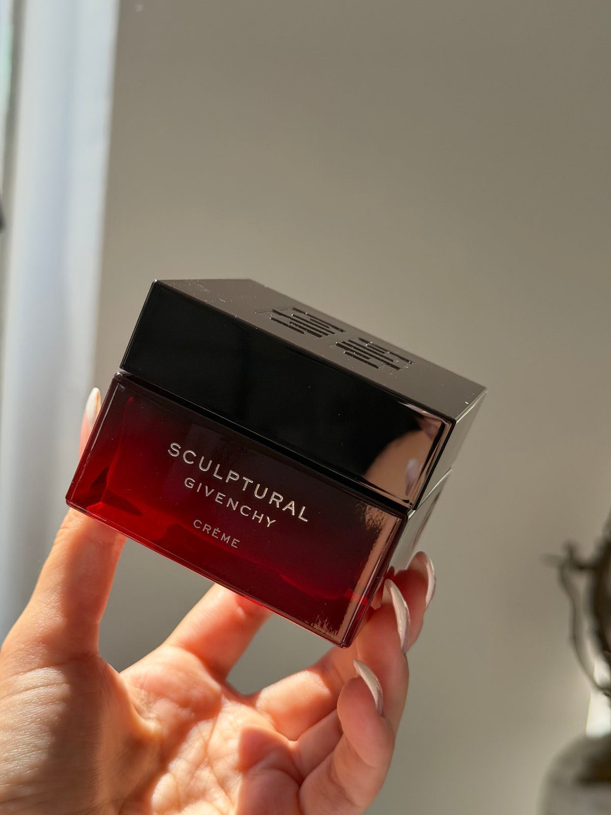 GIVENCHY
Sculptural Cream
Tense, Densify and Tonify Your Facial Contour and Volumes
