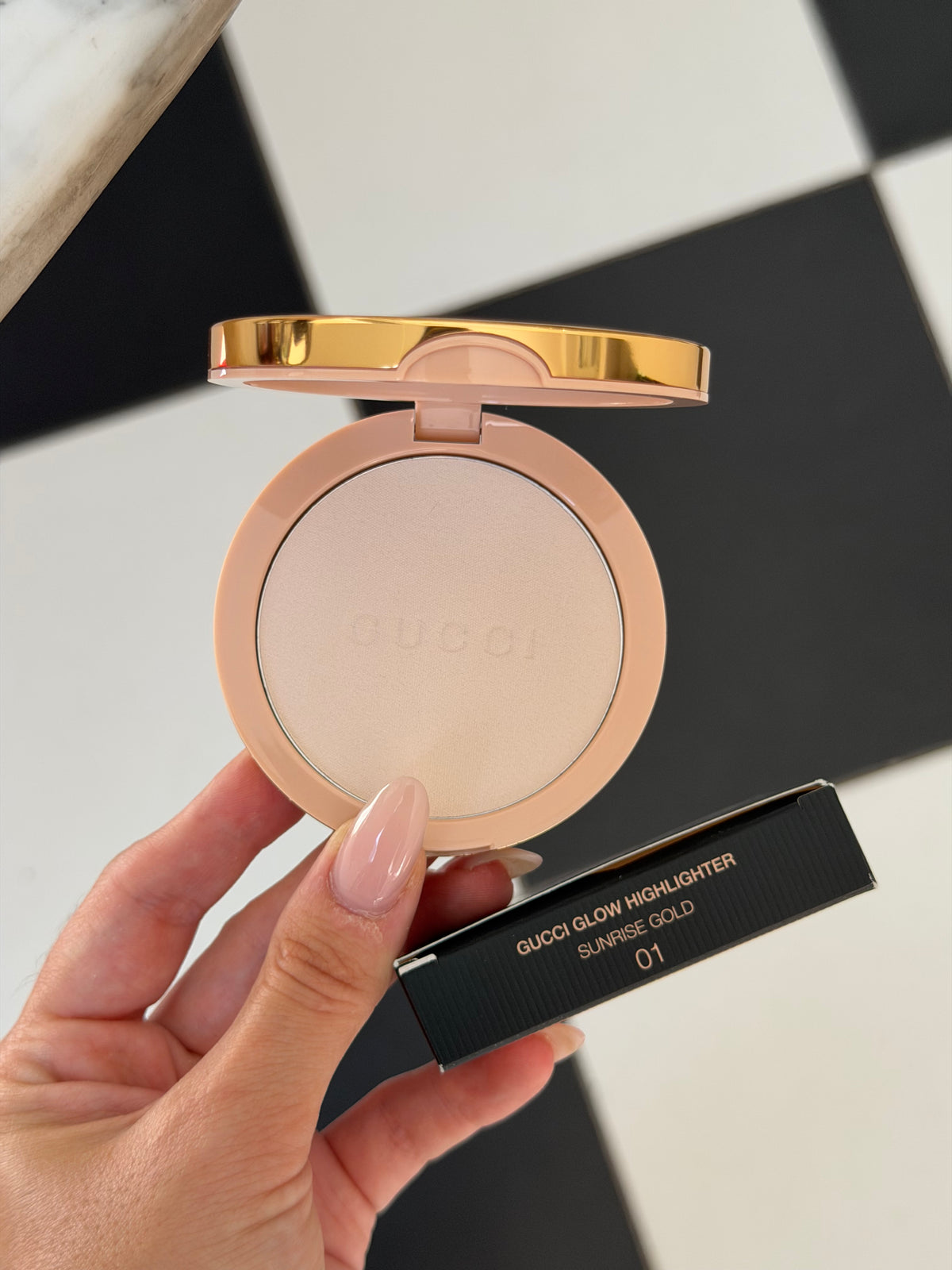 GUCCI Glow Highlighter (01)
Multi-Use Silky Illuminating Powder