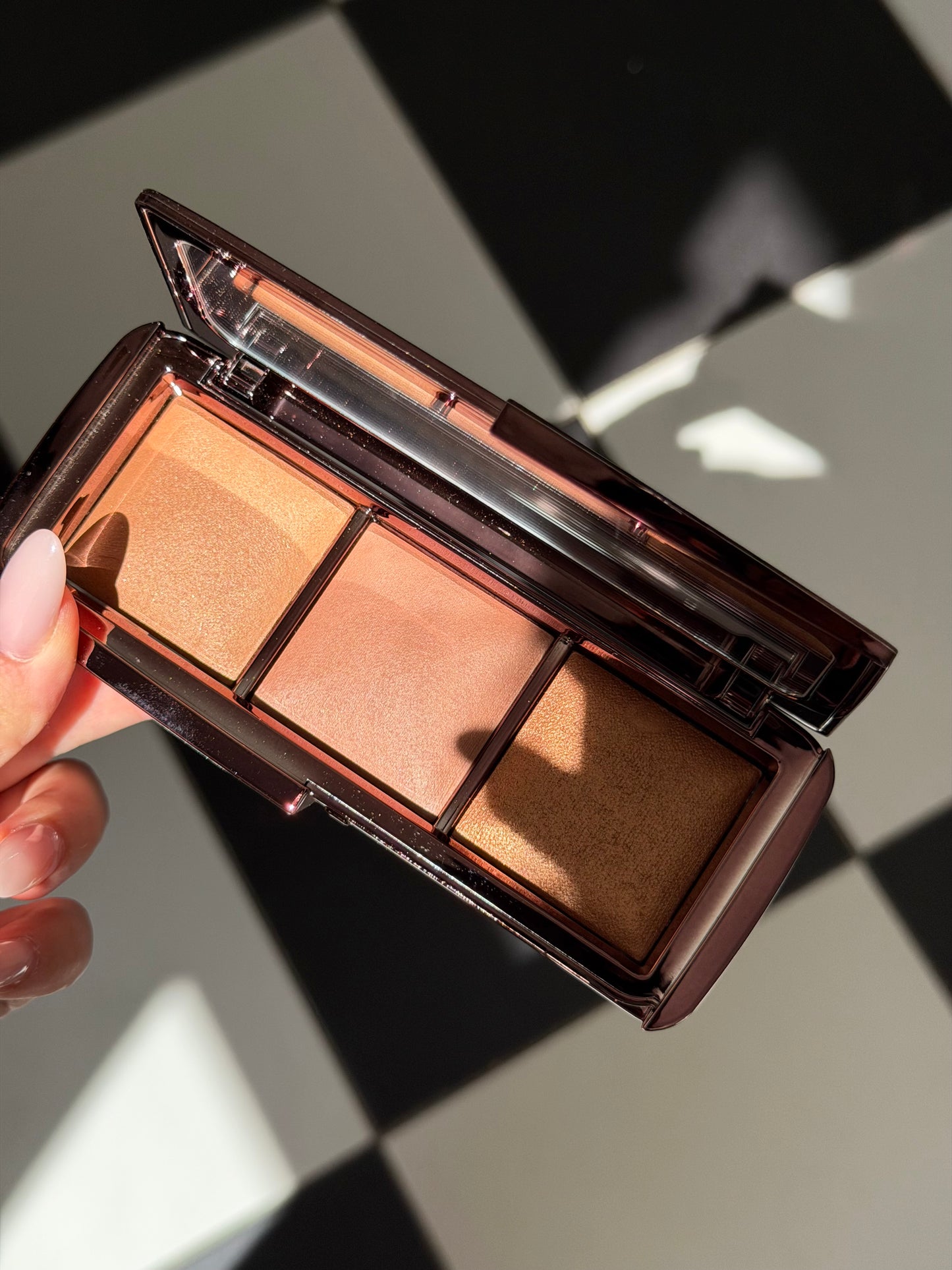 HOURGLASS Ambient Lighting Palette - Volume III