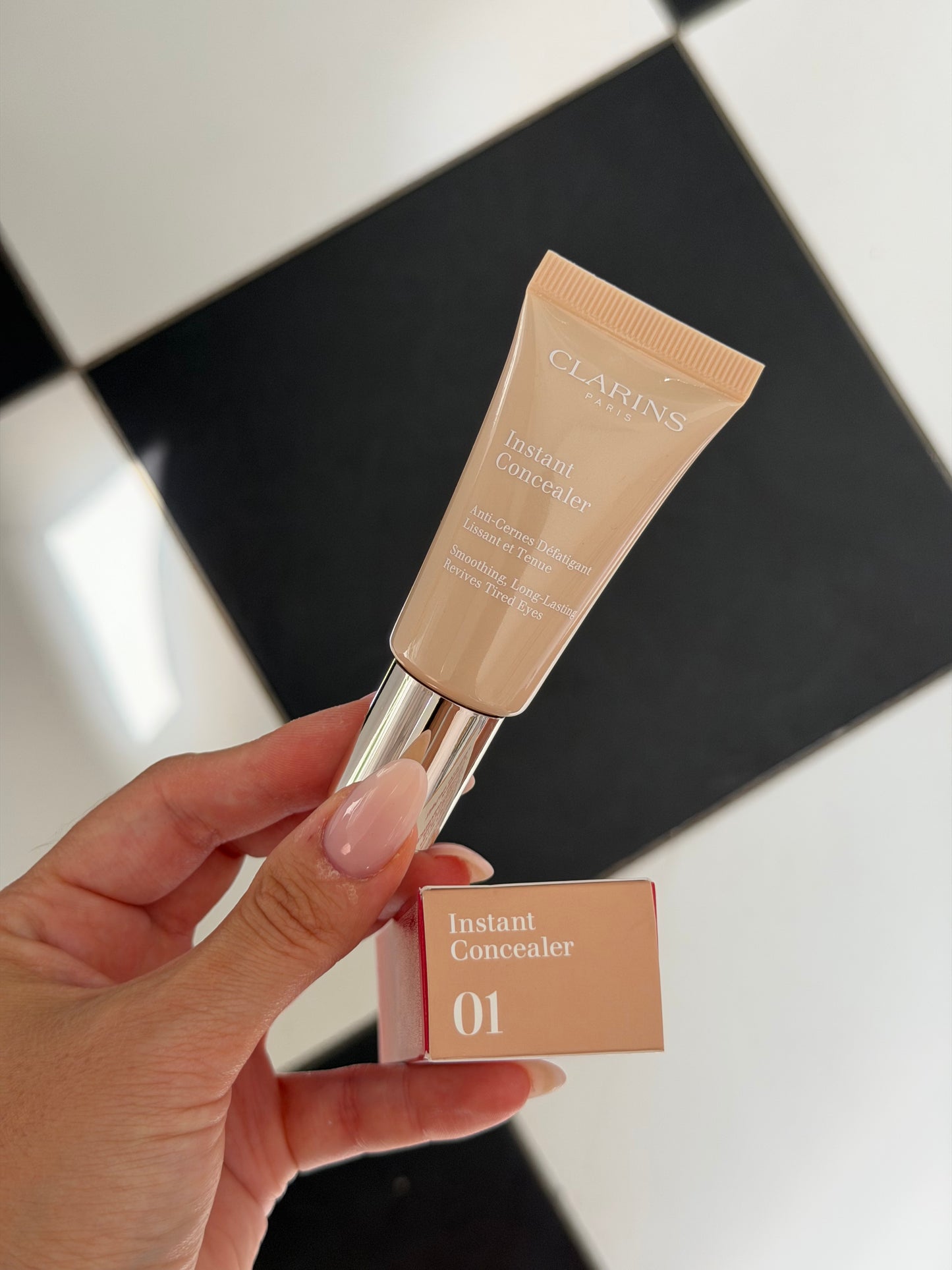 CLARINS Instant Concealer (01) Smoothing, Long-Lasting Revives Tired Eyes