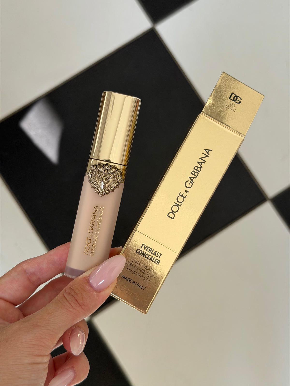 DOLCE&GABBANA Everlast Concealer 
24H Wear Crease-Proof Hydrating (06)