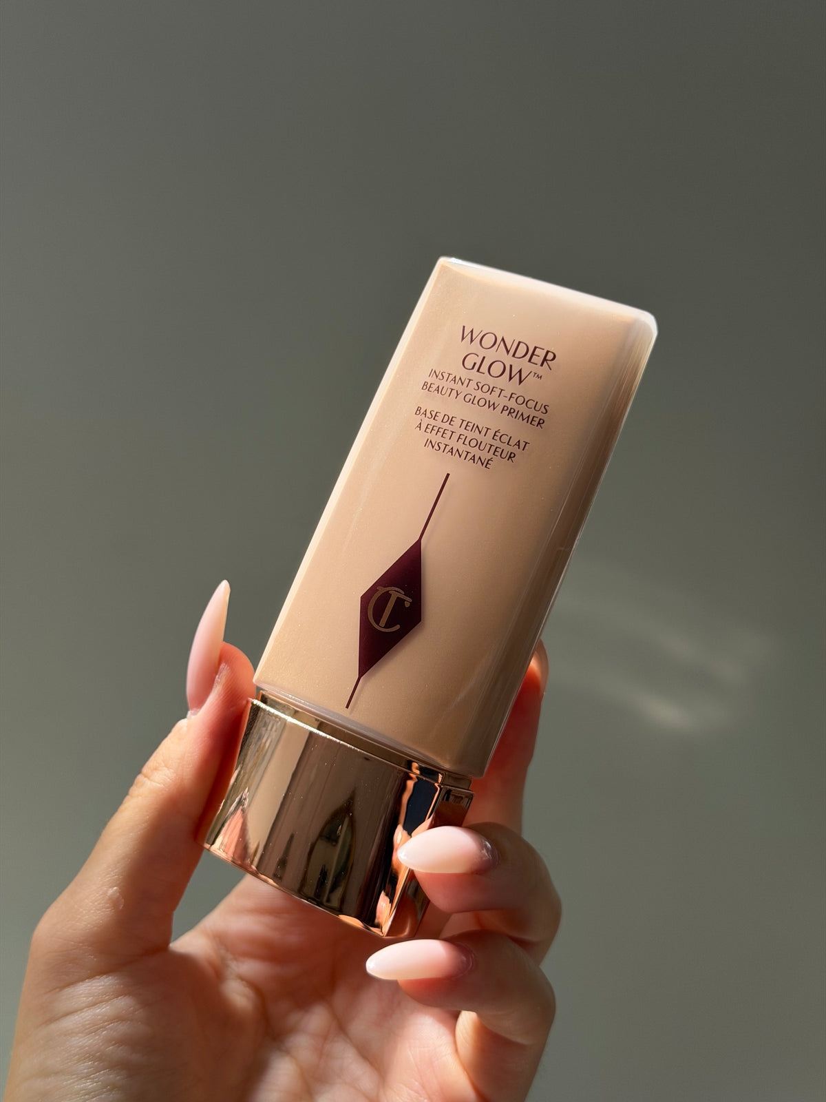 CHARLOTTE TILBURY
WonderGlow Primer
Instant Soft-Focus Beauty Glow