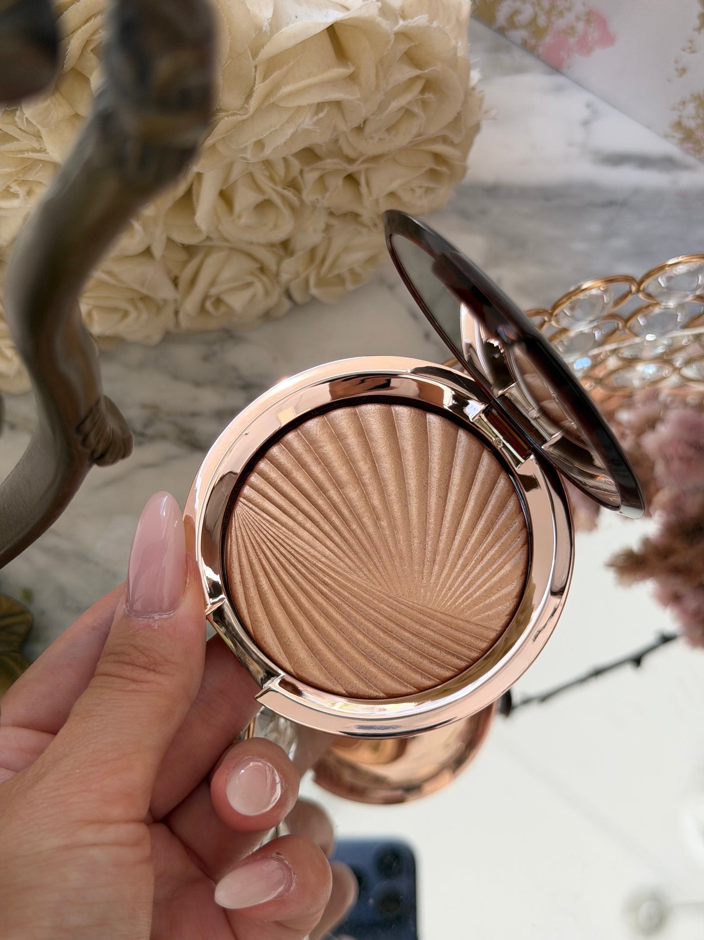 ESTÉE LAUDER Bronze Goddess
Highlighting Powder Gelée (02)