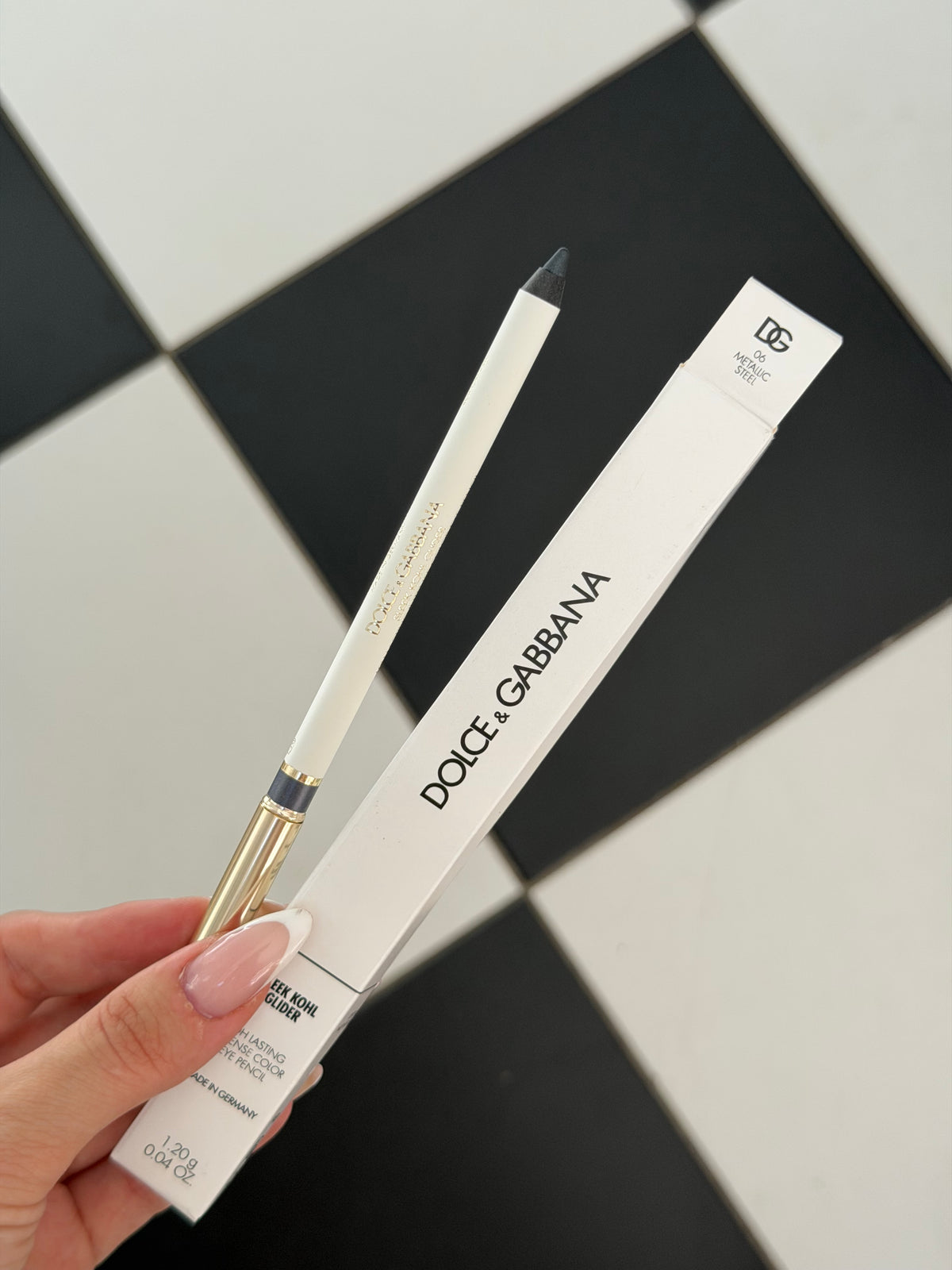 DOLCE&GABBANA Sleek Khol Glider 
10H Lasting Intense Color Eye Pencil (06)