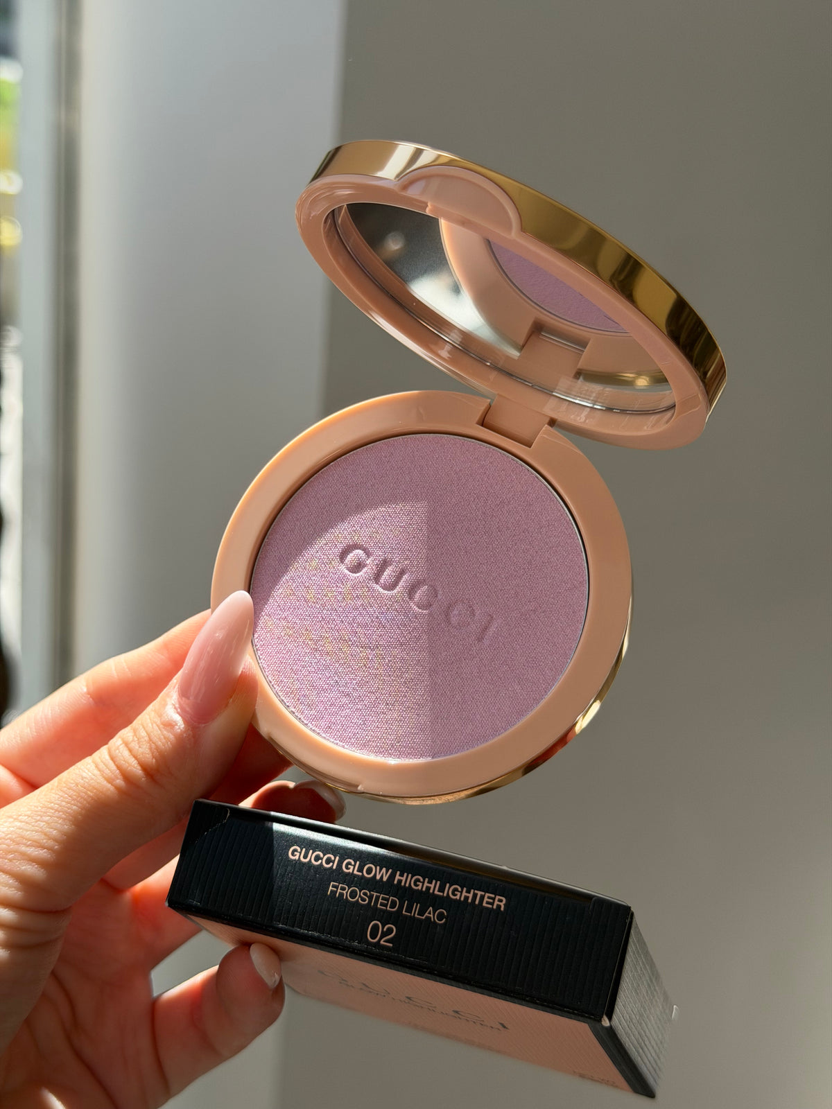 GUCCI Glow Highlighter (02)
Multi-Use Silky Illuminating Powder