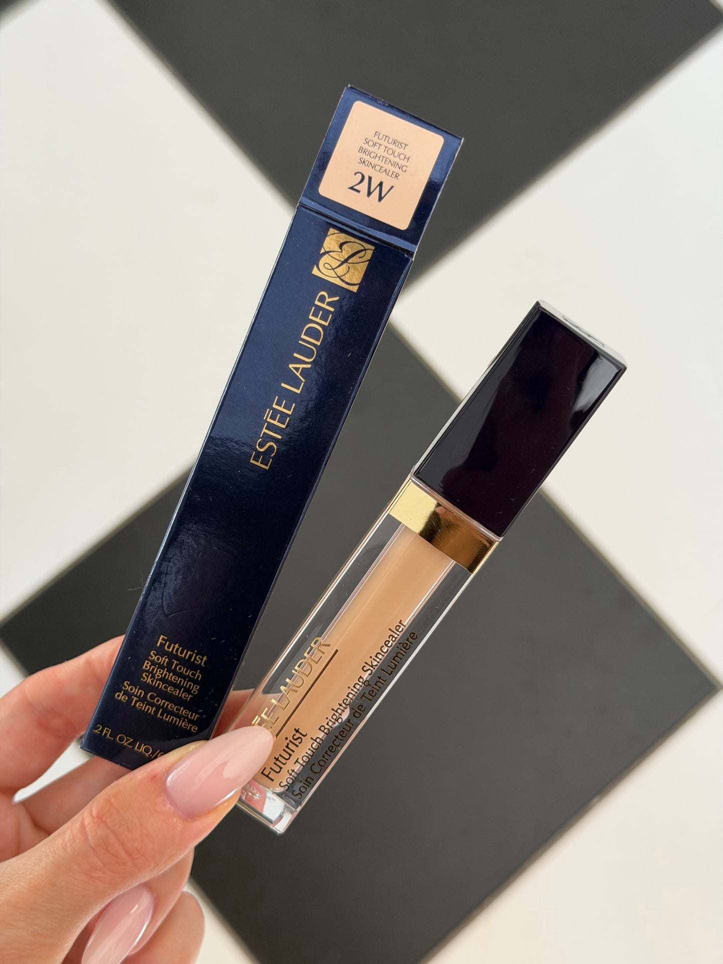 ESTÉE LAUDER Futurist
Soft Touch Brightening Skincealer Concealer (2W)