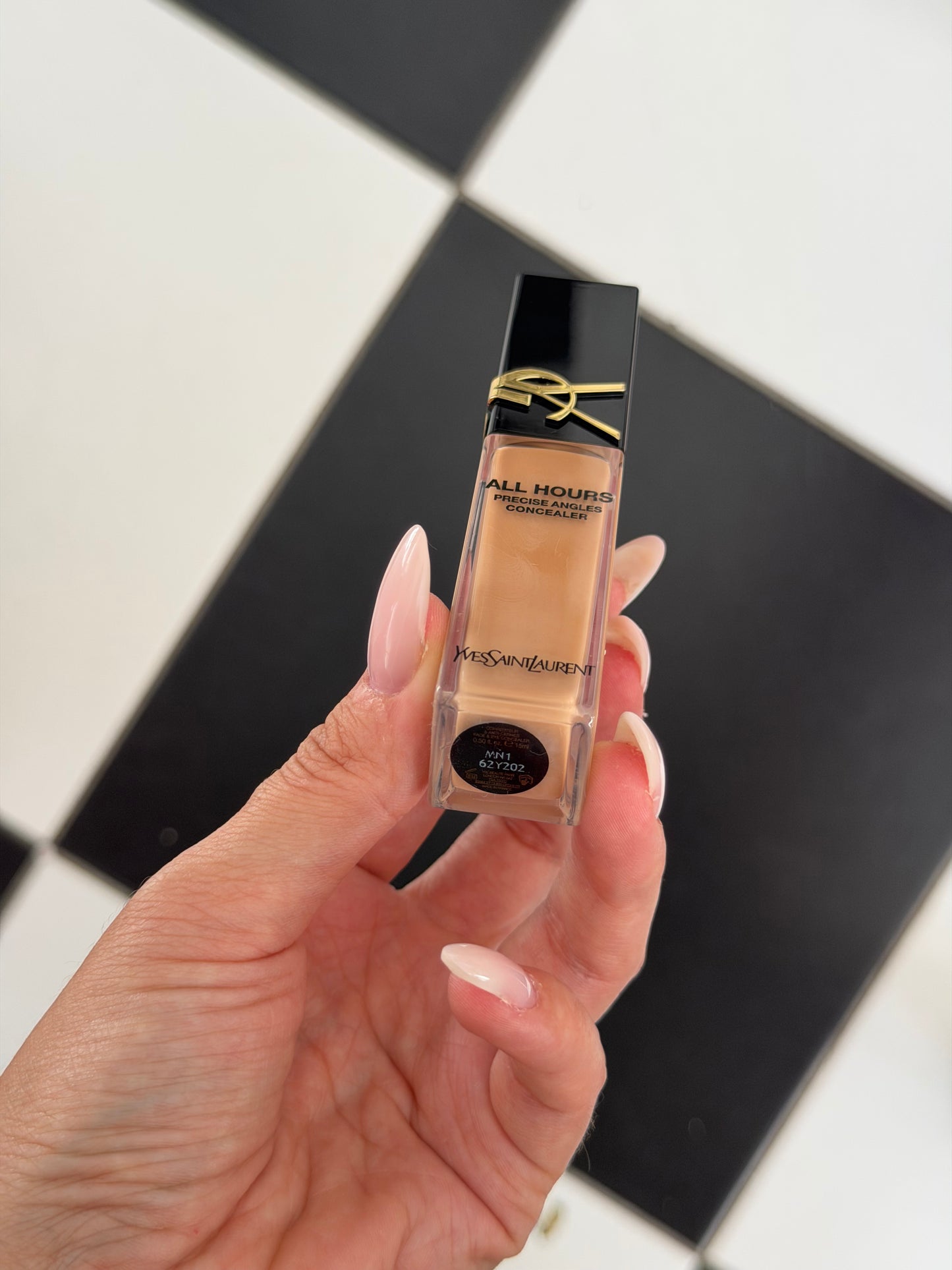 YSL All Hours Precise Angles Luminous Matte Face & Eye Longwear Concealer (MN1)