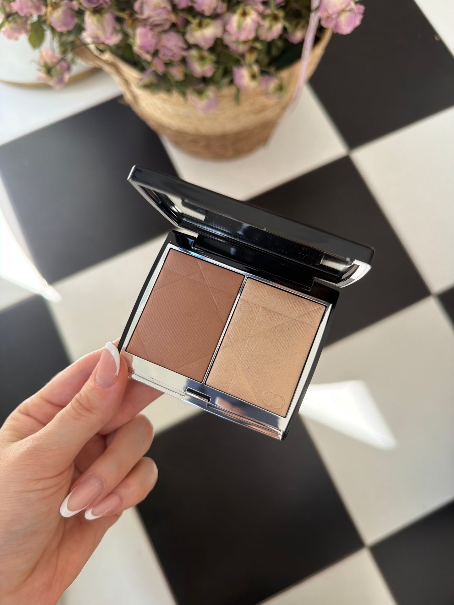 DIOR Rouge Blush Colour & Glow (100)
Multi-Use Face Palette – Color and Highlighter Duo