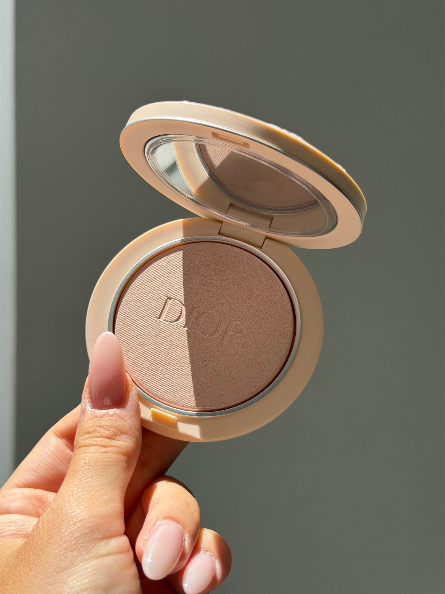 DIOR Forever Couture Luminizer (02)
Longwear Highlighter - 95%* Natural-Origin Pigments