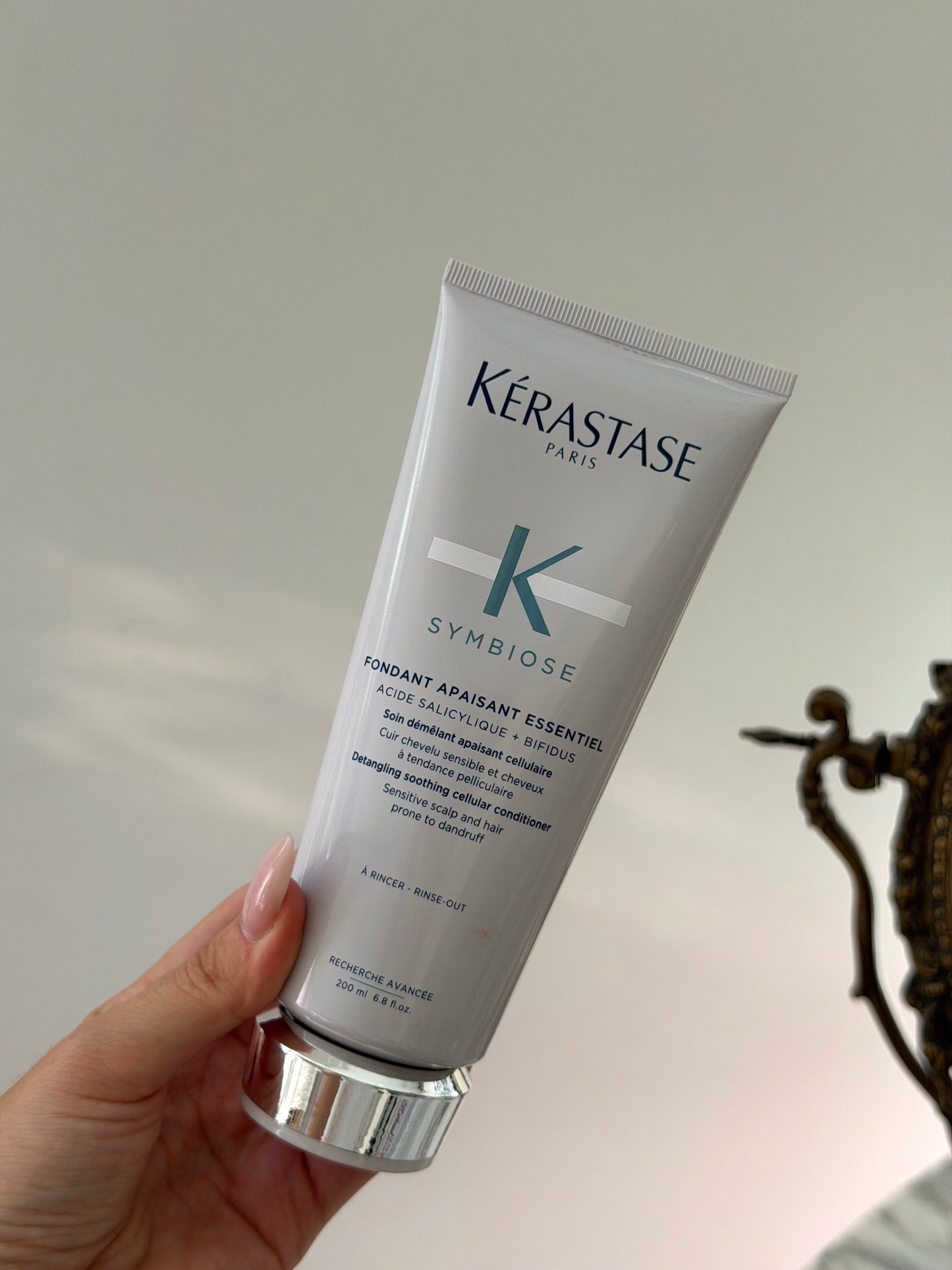 KERASTASE Fondant Apaisant Essentiel
Dentaling Soothing Cellular Conditioner For Sensitive Scalp And Hair Prone To Dandruff