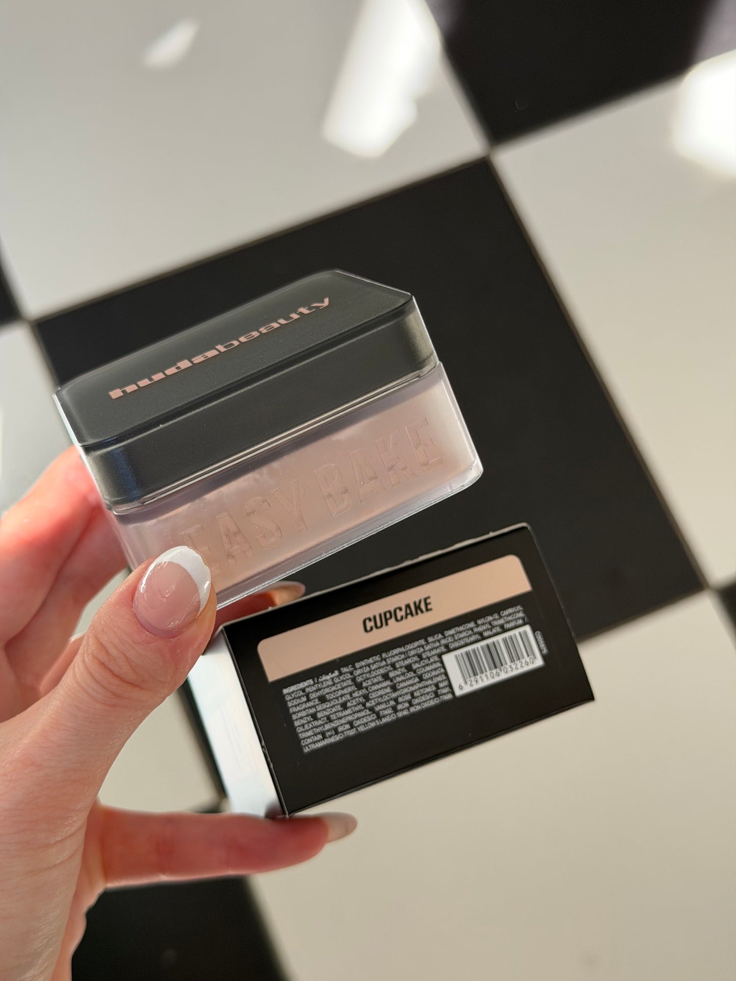 HUDA BEAUTY Easy Bake Loose Baking & Setting Powder - Cupcake