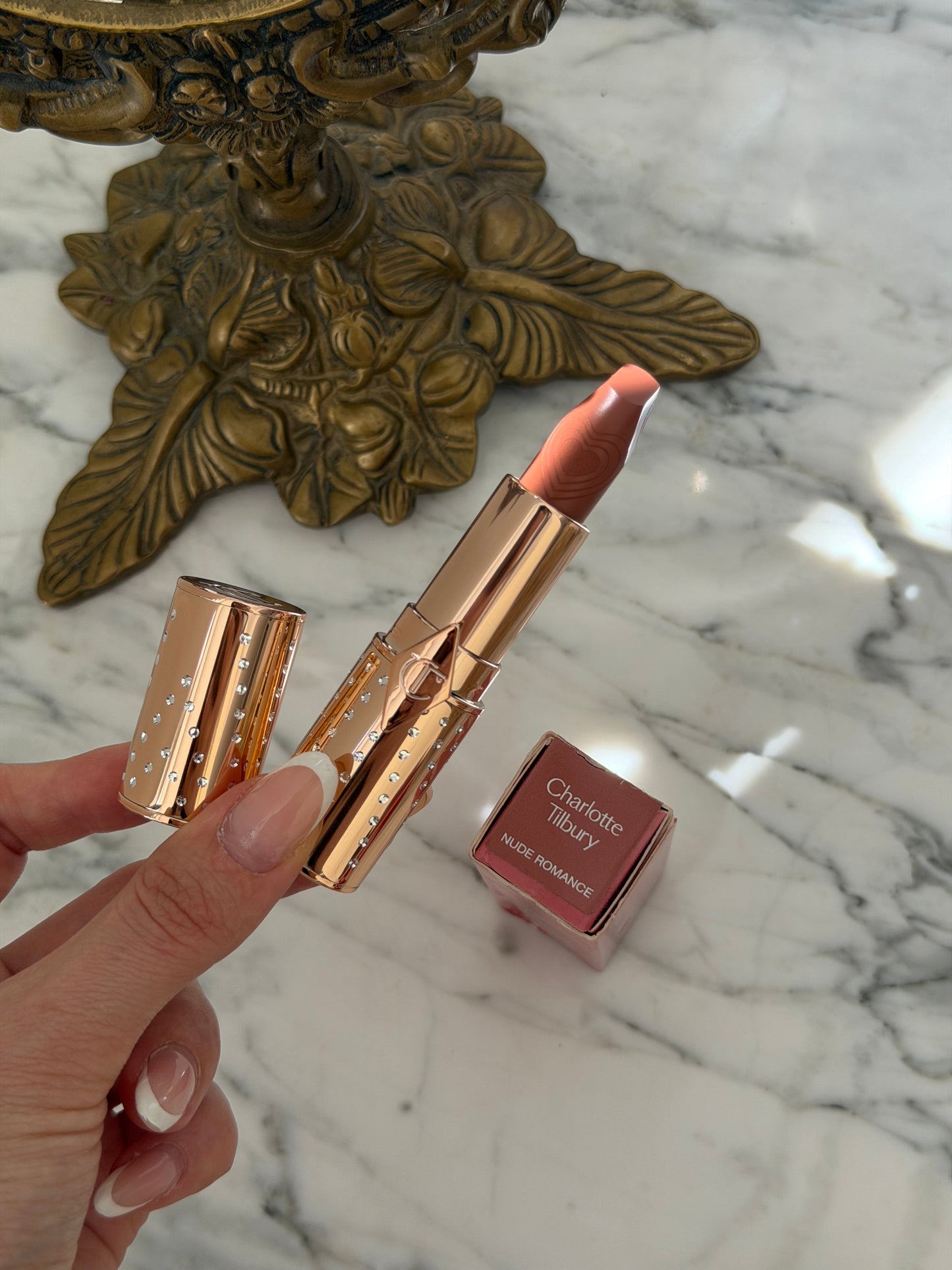 CHARLOTTE TILBURY
Look Of Love Lipstick
K.I.S.S.I.N.G - Nude Romance