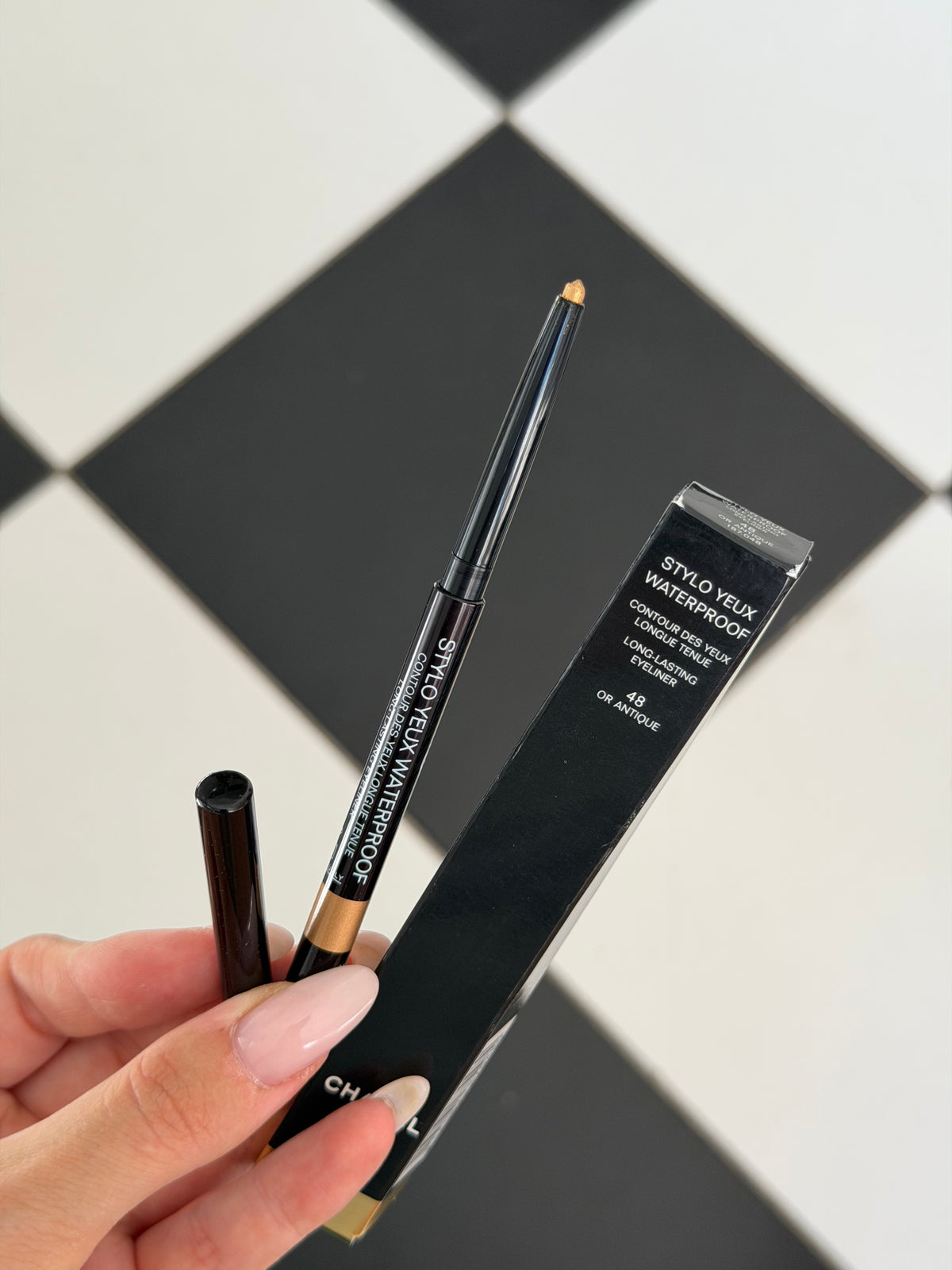 CHANEL Stylo Eyes Waterproof (48)
Long-Lasting Eyeliner