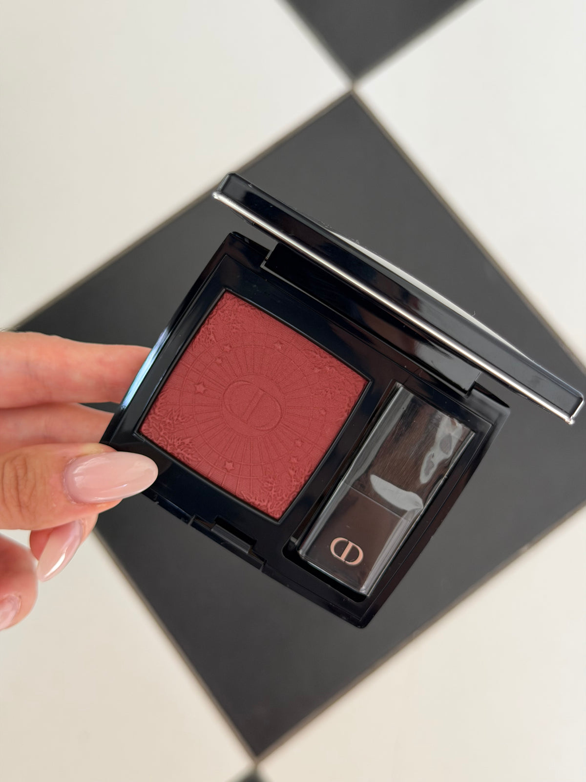 DIOR Rouge Blush Satin
Couture Colour Makeup - Long Wear (826)