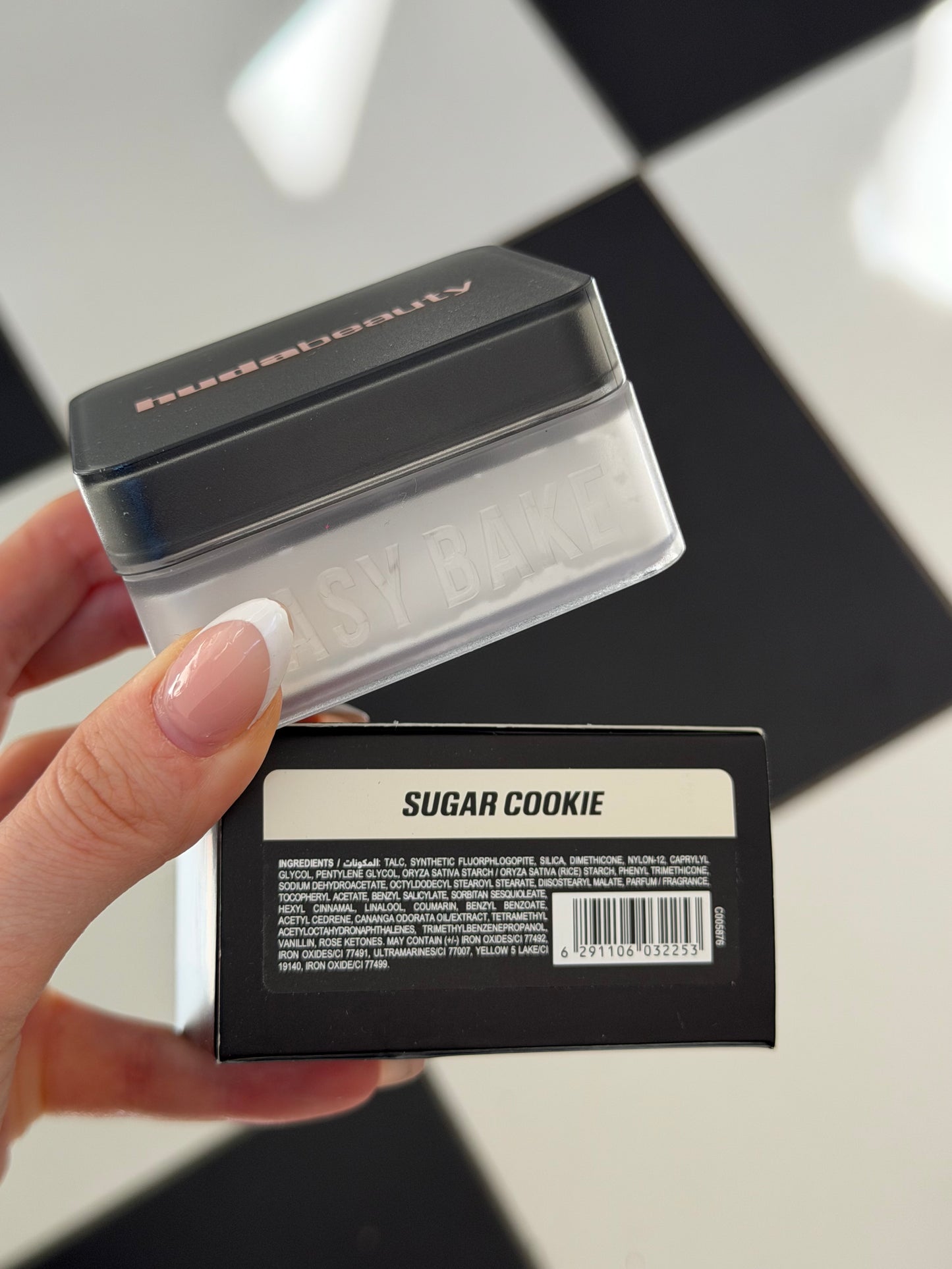 HUDA BEAUTY Easy Bake Loose Baking & Setting Powder - Sugar Cookie