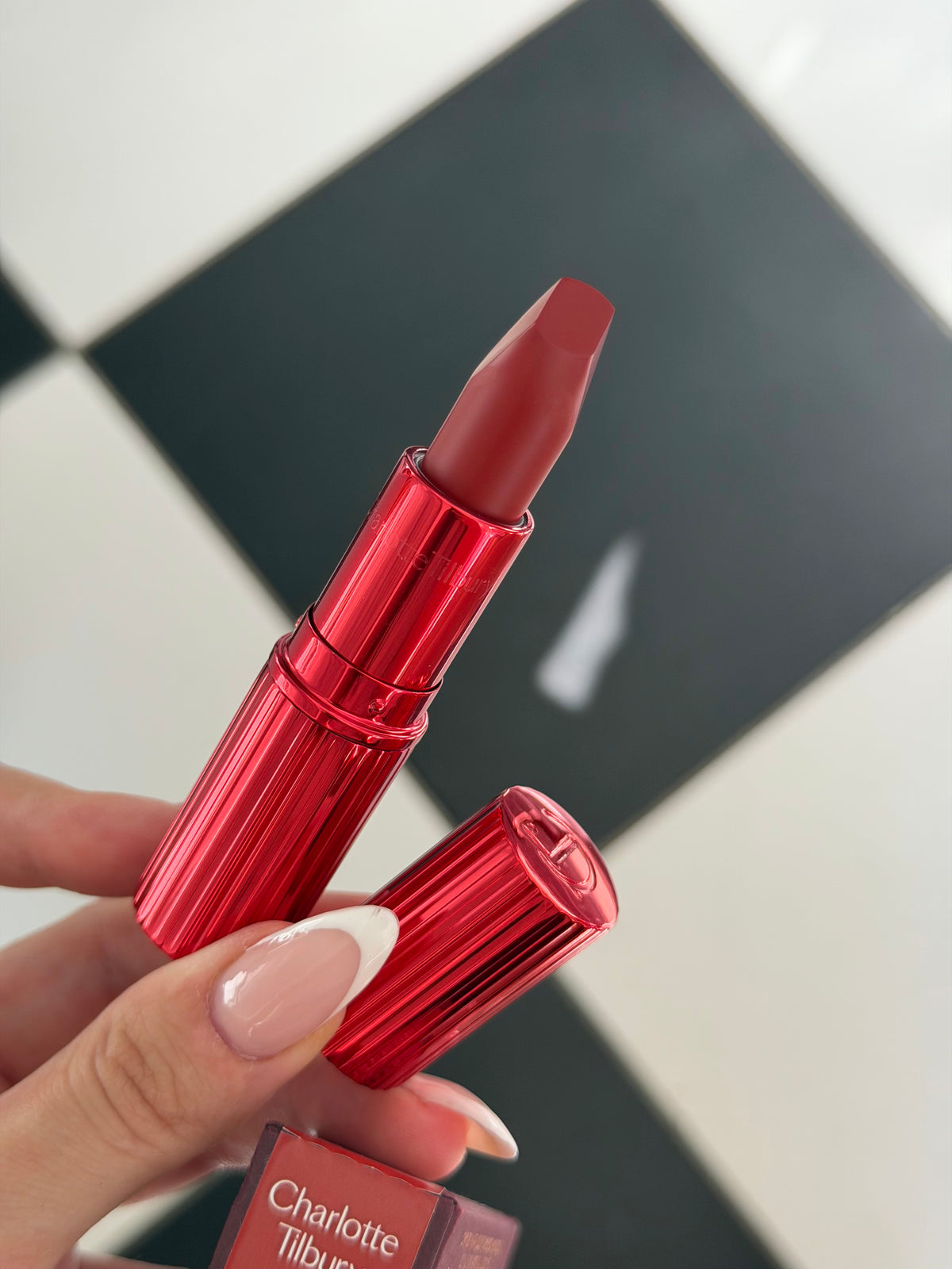 CHARLOTTE TILBURY Matte Revolution Lipstick - Pizzazz