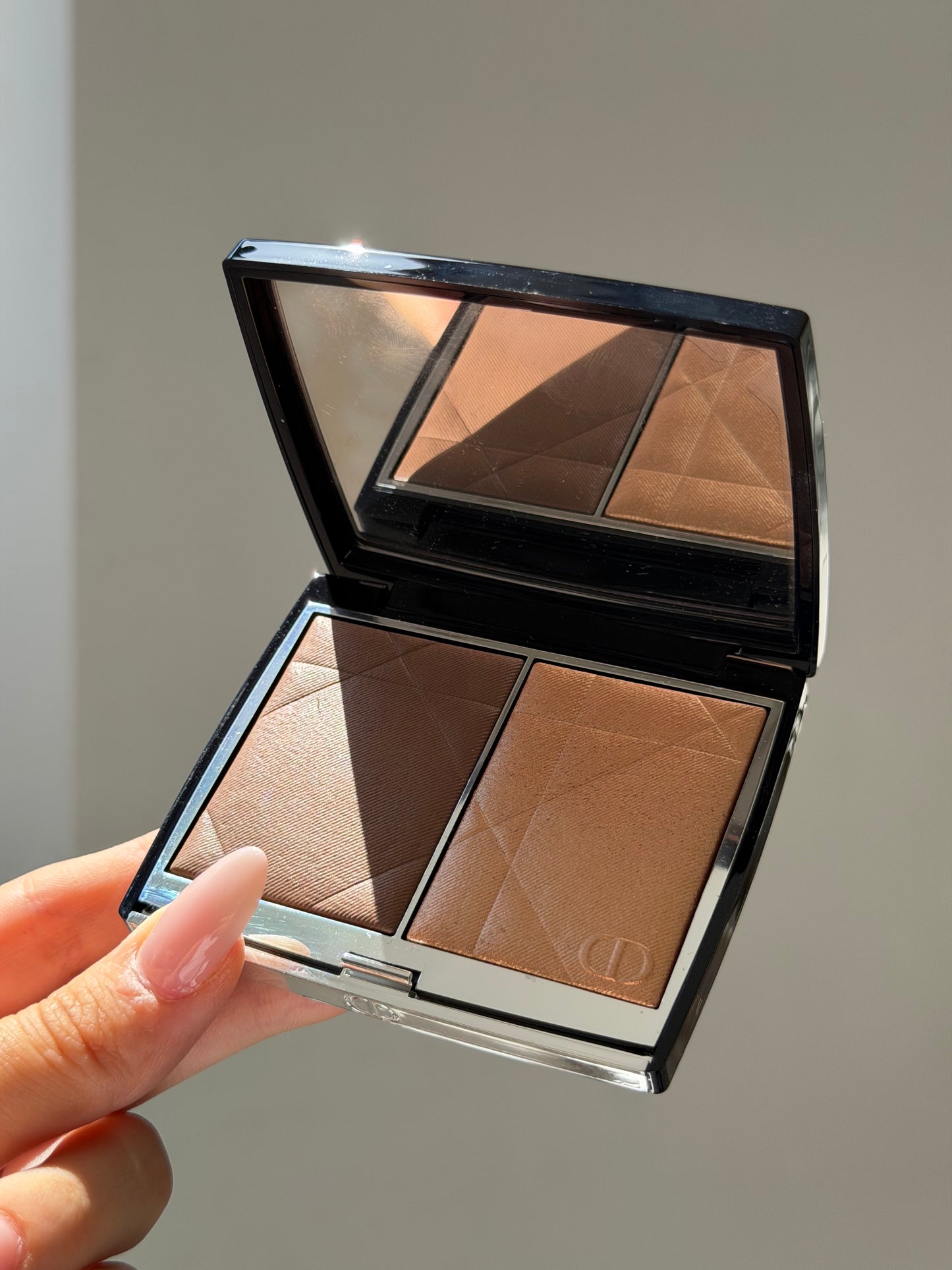 DIOR Rouge Blush Colour & Glow (200)
Multi-Use Face Palette – Color and Highlighter Duo