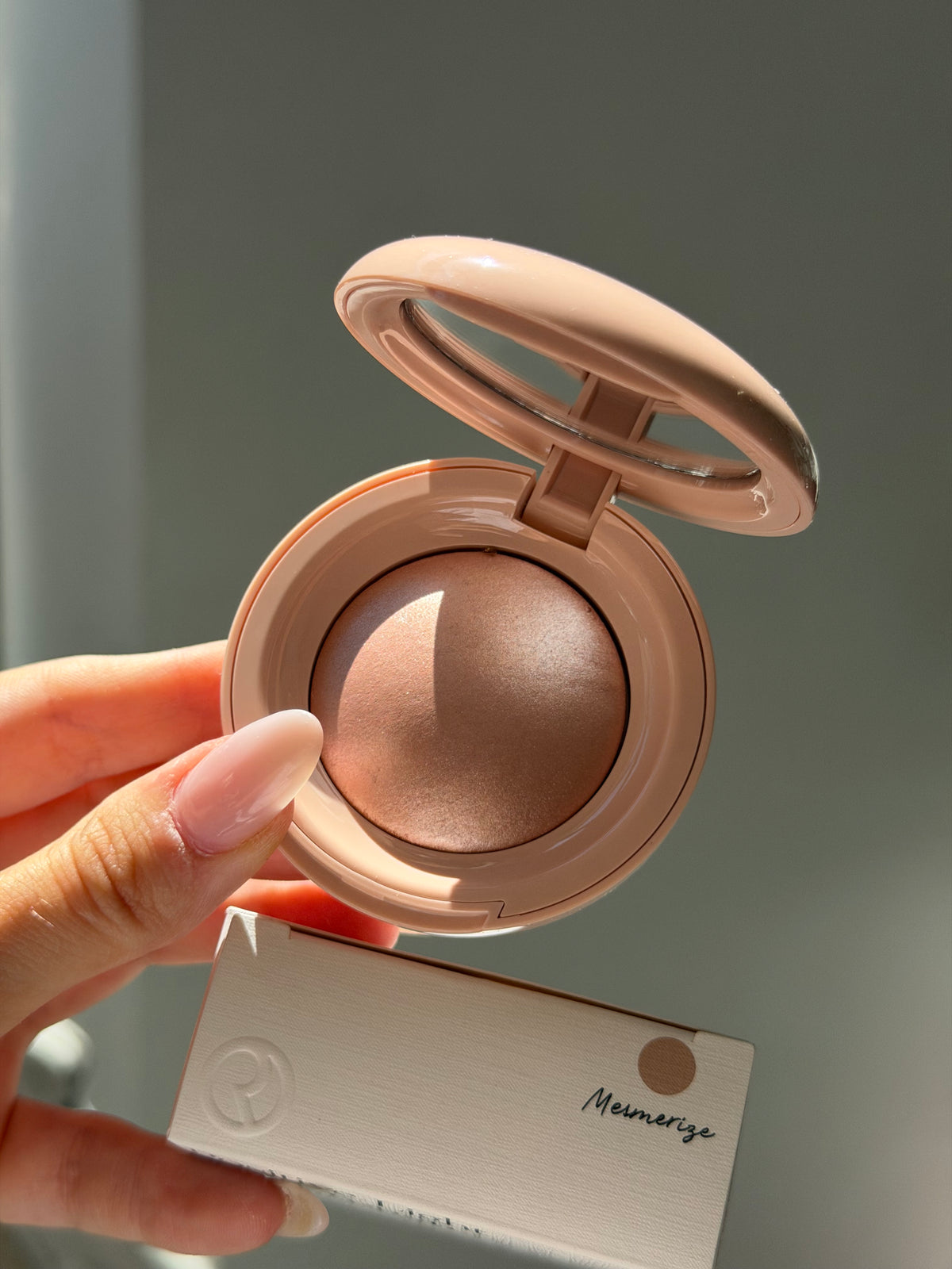 RARE BEAUTY Positive Light Silky Touch Highlighter - Mesmerize