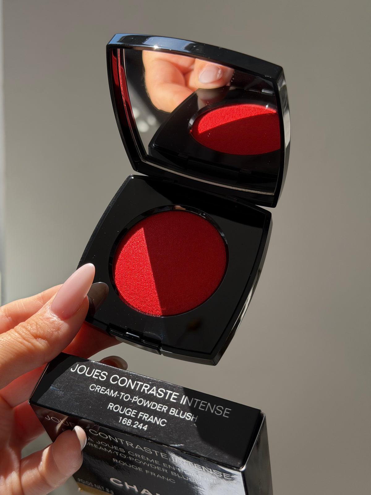 CHANEL Joues Contraste Intense
Cream-to-Powder Blush (Rouge Franc)