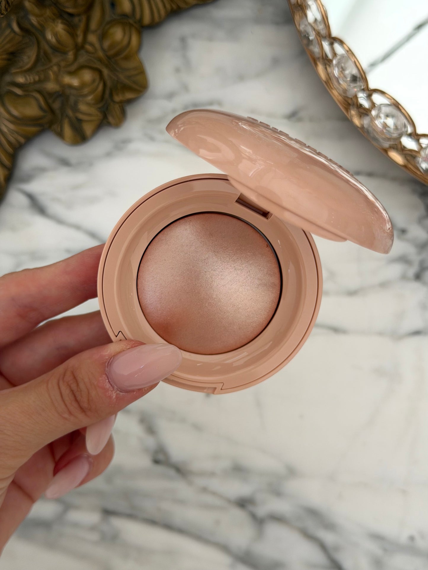 RARE BEAUTY Positive Light Silky Touch Highlighter - Mesmerize