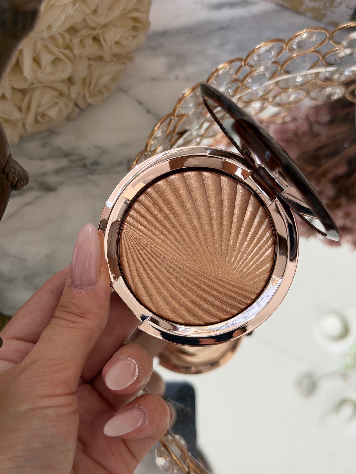 ESTÉE LAUDER Bronze Goddess
Highlighting Powder Gelée (02)