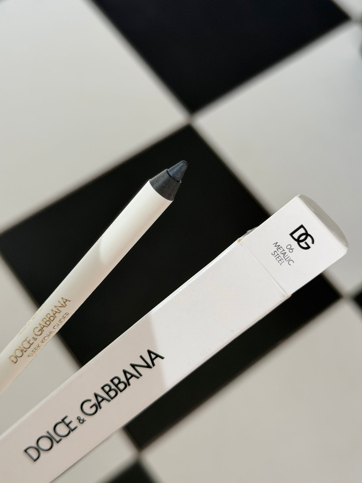DOLCE&GABBANA Sleek Khol Glider 
10H Lasting Intense Color Eye Pencil (06)