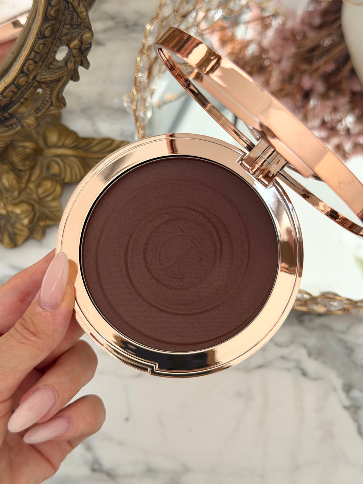 CHARLOTTE TILBURY Beautiful Skin Sun-Kissed Glow Bronzer (4)
Face & Body