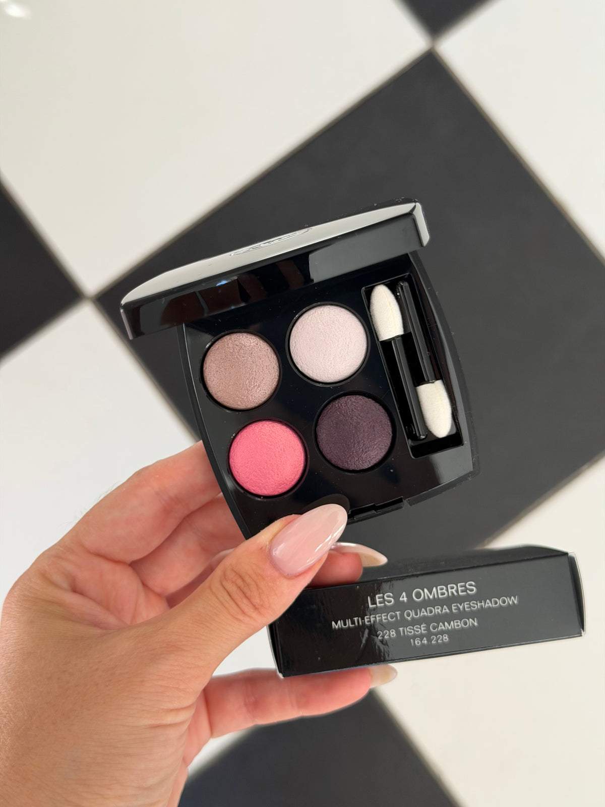 CHANEL Les 4 Ombres
Multi-Effect Quadra Eyeshadow (228)