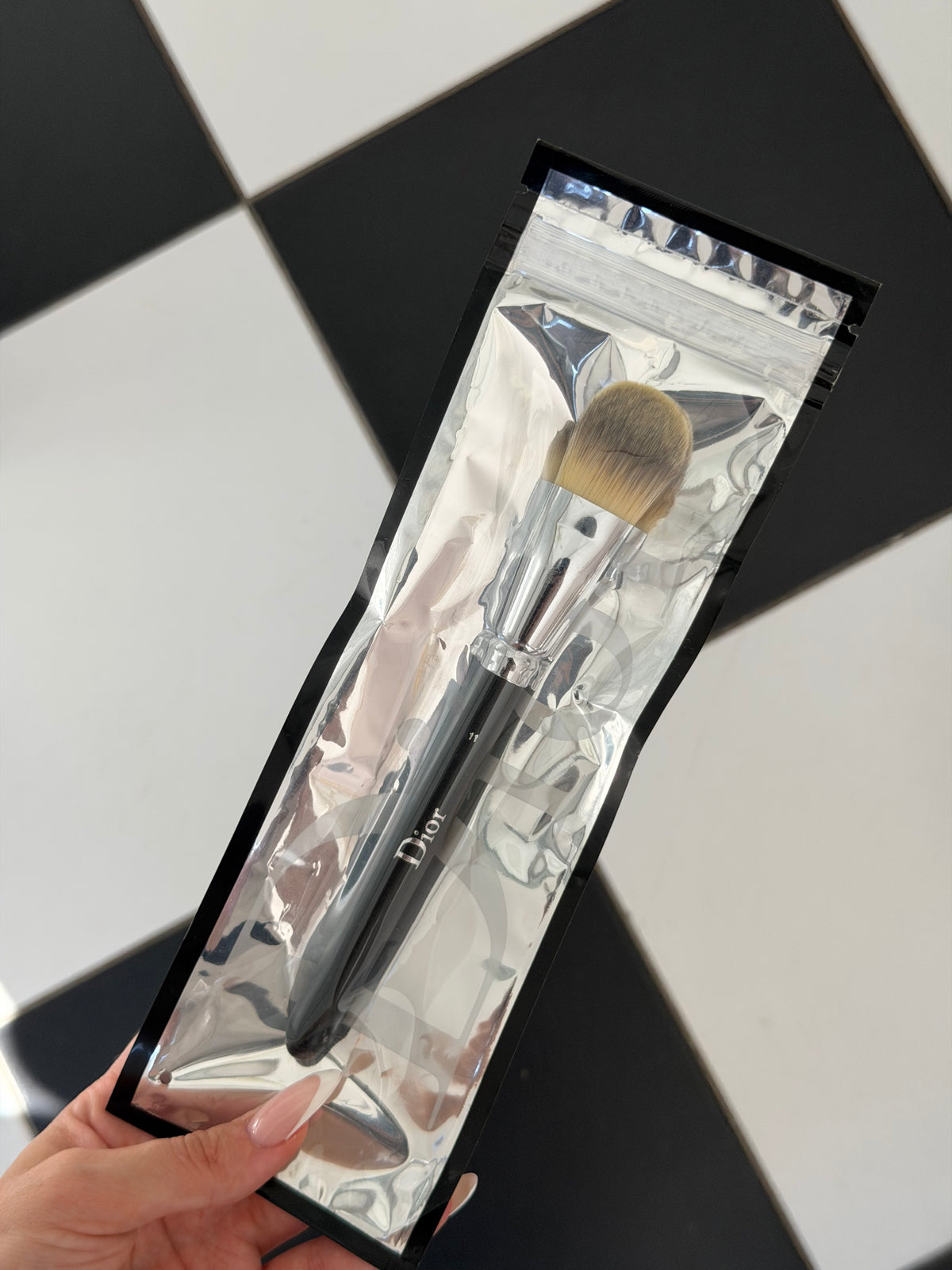 DIOR Backstage Brush N°11
Makeup Brush - Fluid Foundation Brush - Light Coverage