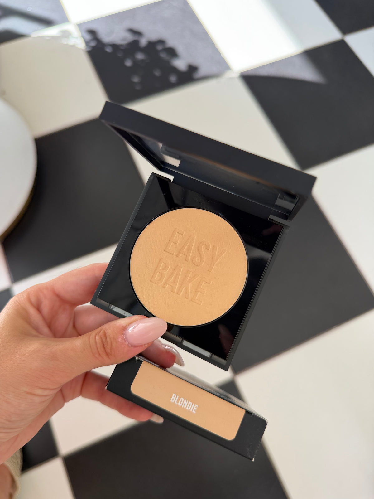 HUDA BEAUTY Easy Bake and Snatch Pressed Brightening and Setting Powder - Blondie