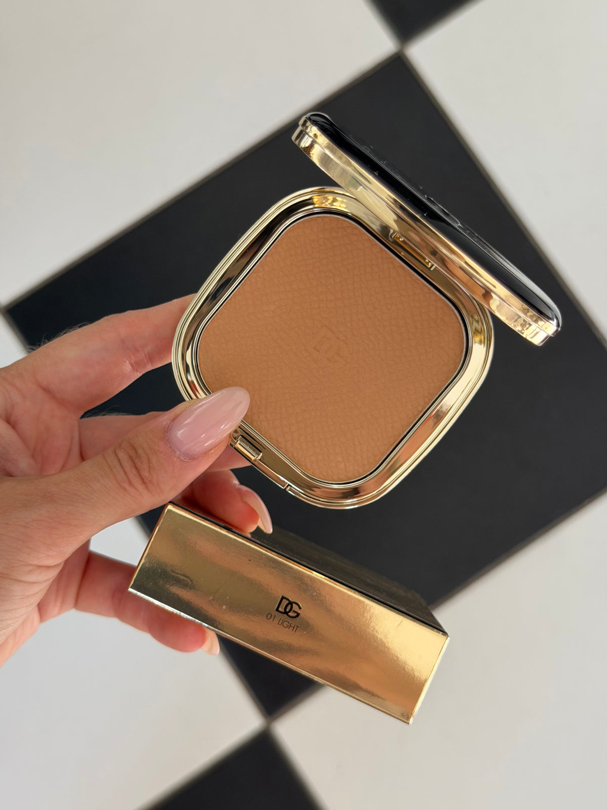 DOLCE&GABBANA Face&Eyes Match
Lasting Bronzer & Eyeshadow Powder (01)