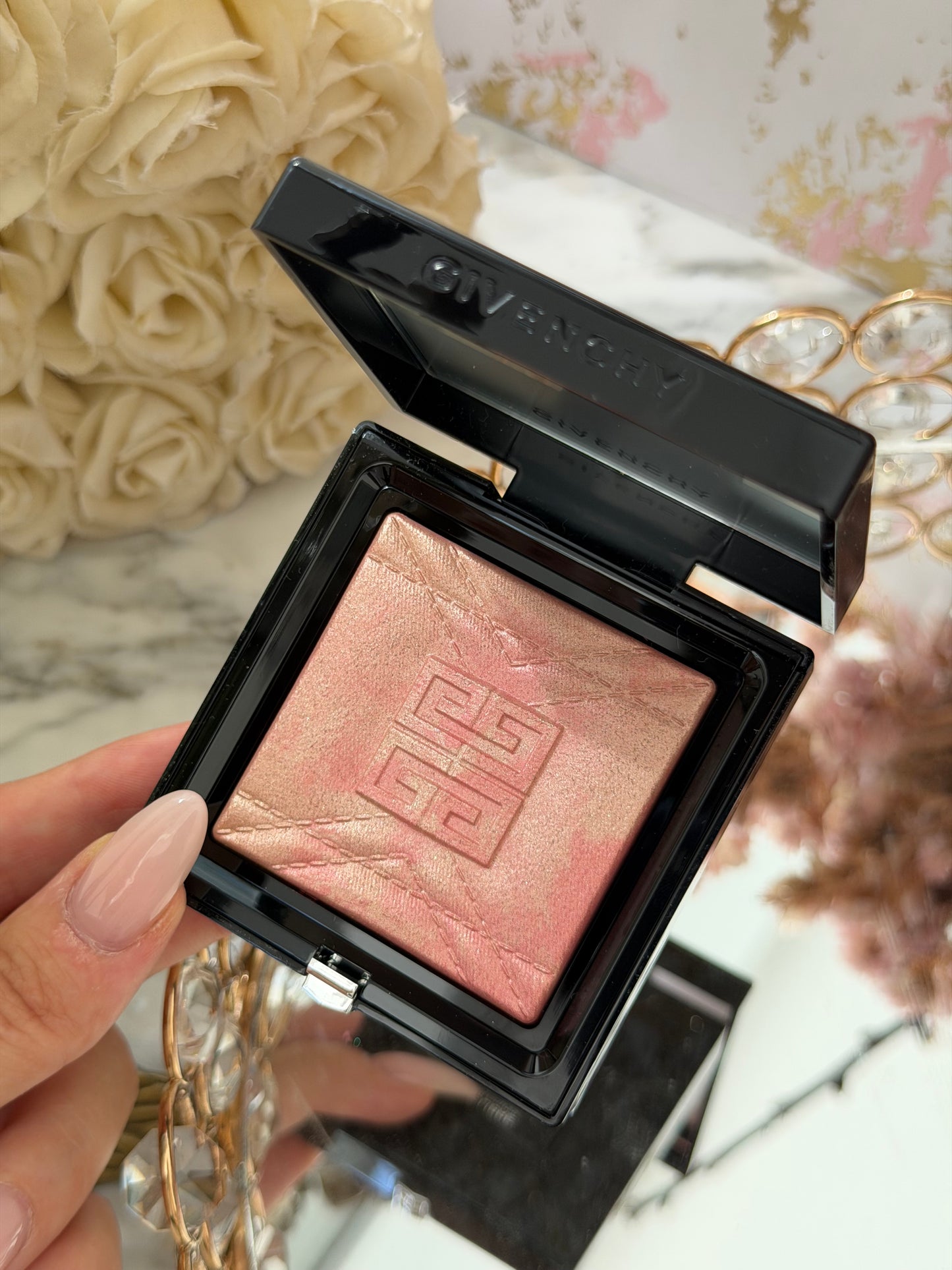GIVENCHY Prisme Libre Highlighter Powder (004)
Long-lasting Hydrating And Marbled
