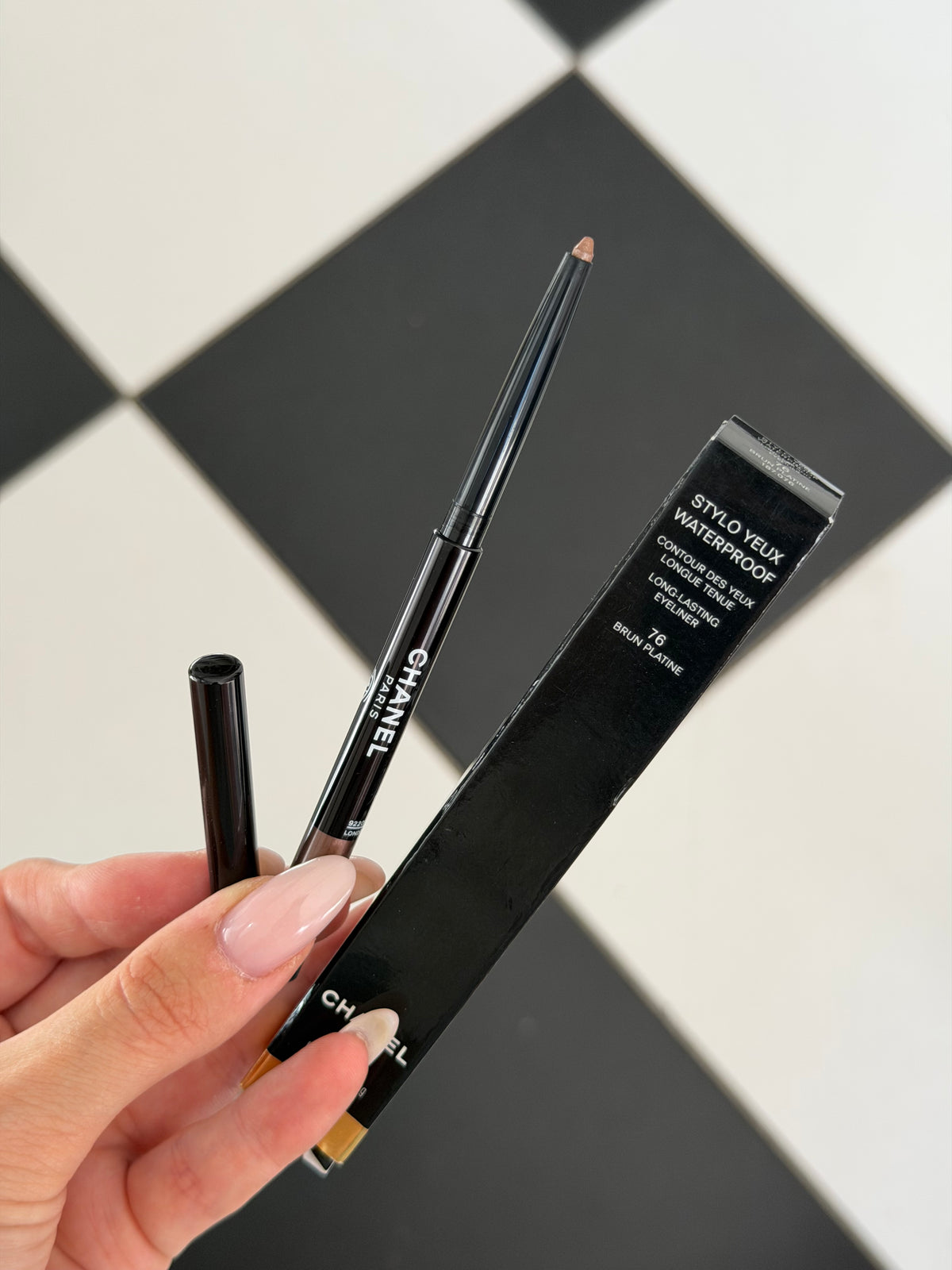 CHANEL Stylo Eyes Waterproof (76)
Long-Lasting Eyeliner